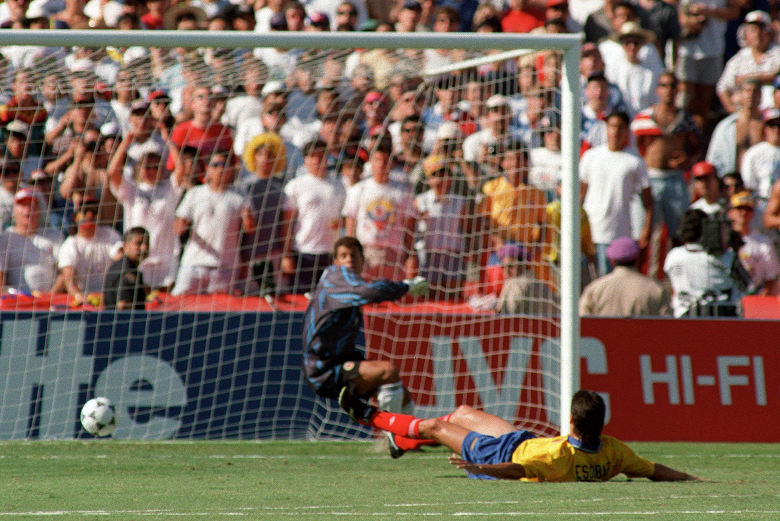 Este fue el momento del infortunio en el Mundial de Estados Unidos 94, cuando Andrés Escobar incurrió en autogol con la Selección de Colombia, en el arco defendido por Óscar Córdoba.