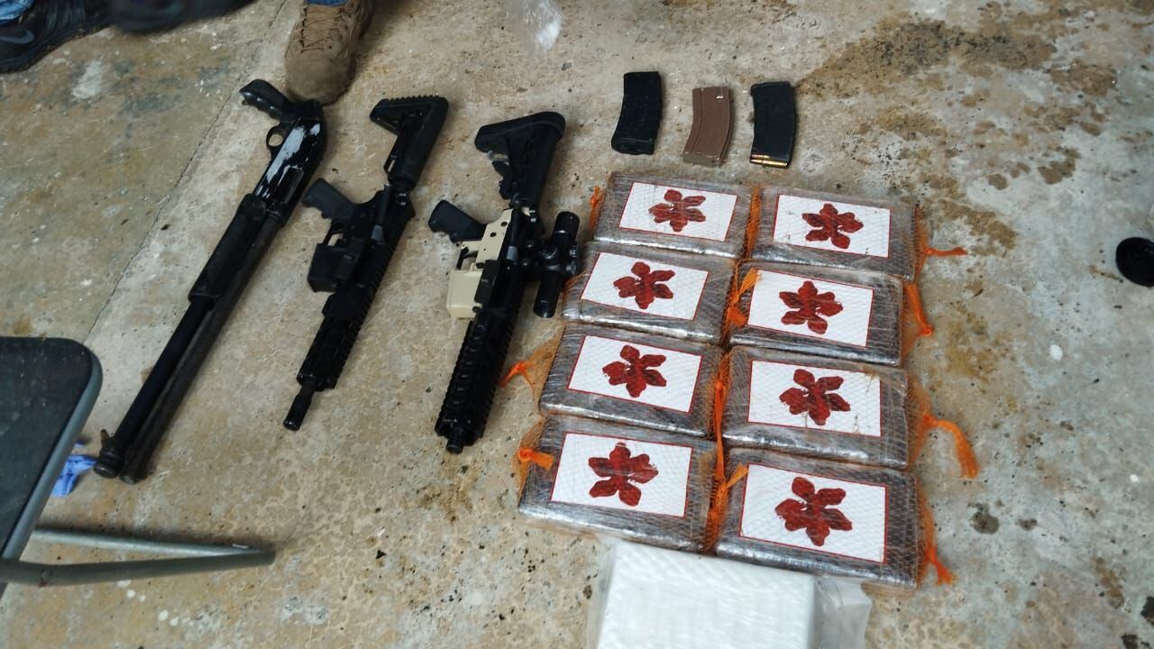 El OIJ allanó por un crimen y encontró laboratorio, droga y armas. Foto: OIJ