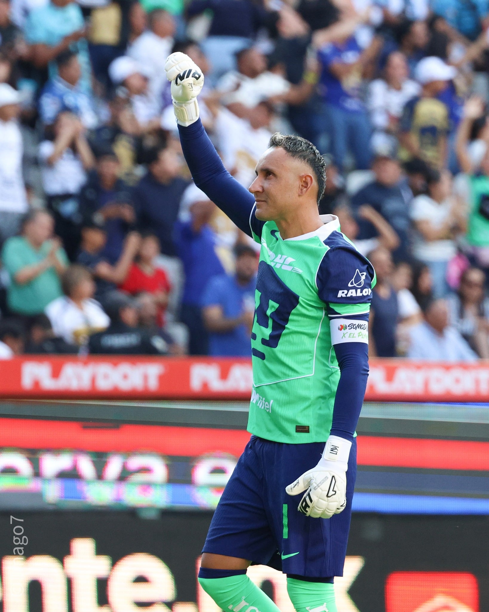Keylor Navas saluda antes del compromiso entre su equipo, Pumas de UNAM, ante Pachuca por la última jornada del Torneo de Clausura de la Liga MX.