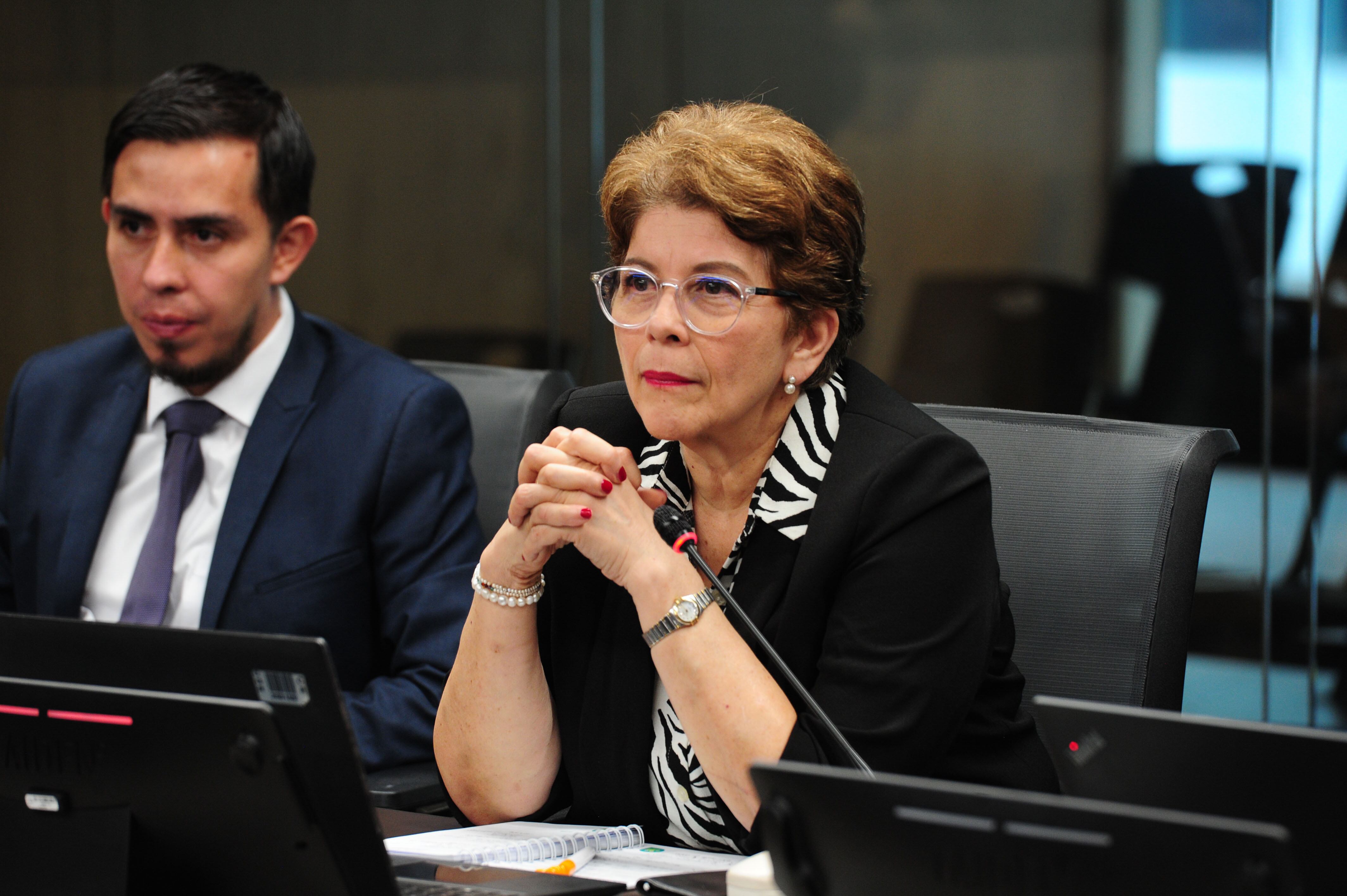 Comisión con Sra Marta Eugenia Acosta, computadoras