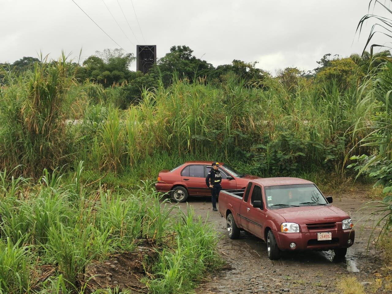 En estos dos carros que la Fuerza Pública custodió al otro lado del río, aparentemente pensaban escapar los asaltantes en caso de haber asestado el golpe. Foto: Reiner Mntero.