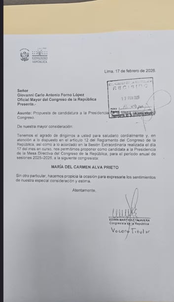 Horas después, Silvia Monteza se postuló con una firma suya, sin la del vocero oficial. Foto : El Comercio Perú