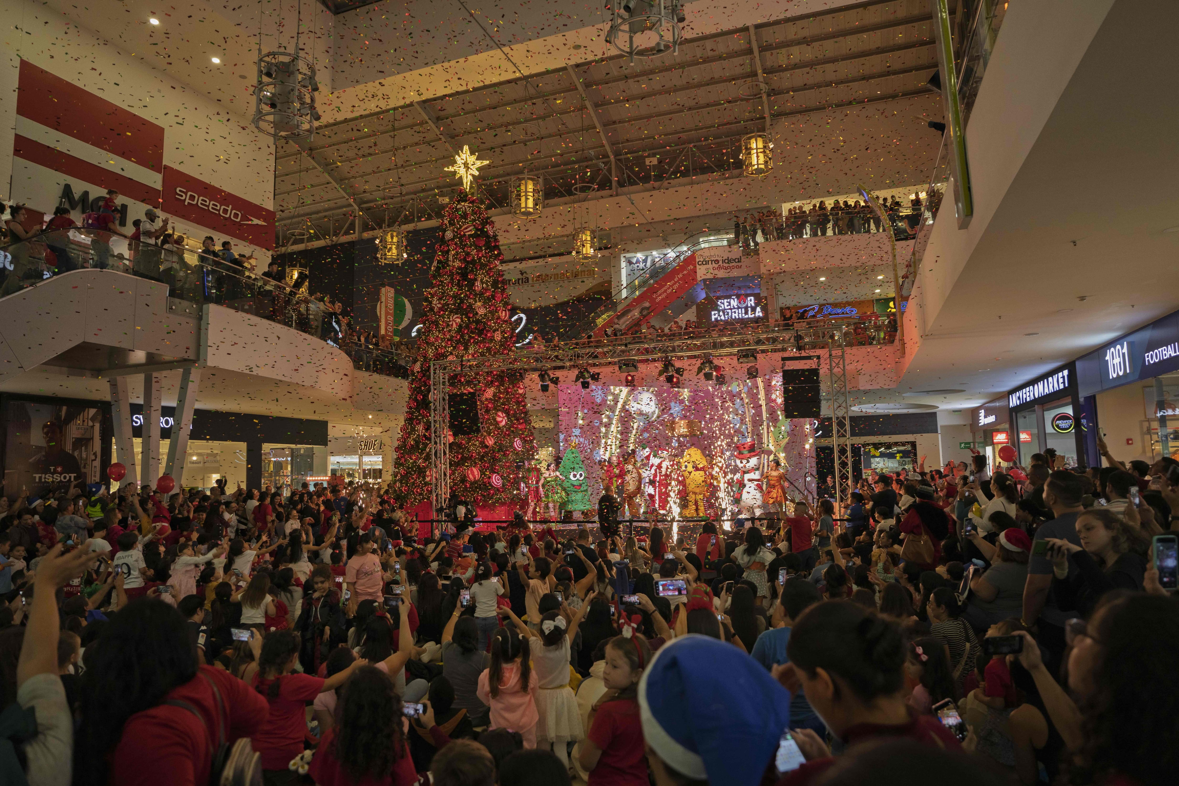 Desde parques iluminados hasta shows teatrales, Costa Rica ofrece experiencias navideñas que llenan de alegría y color a locales y turistas.