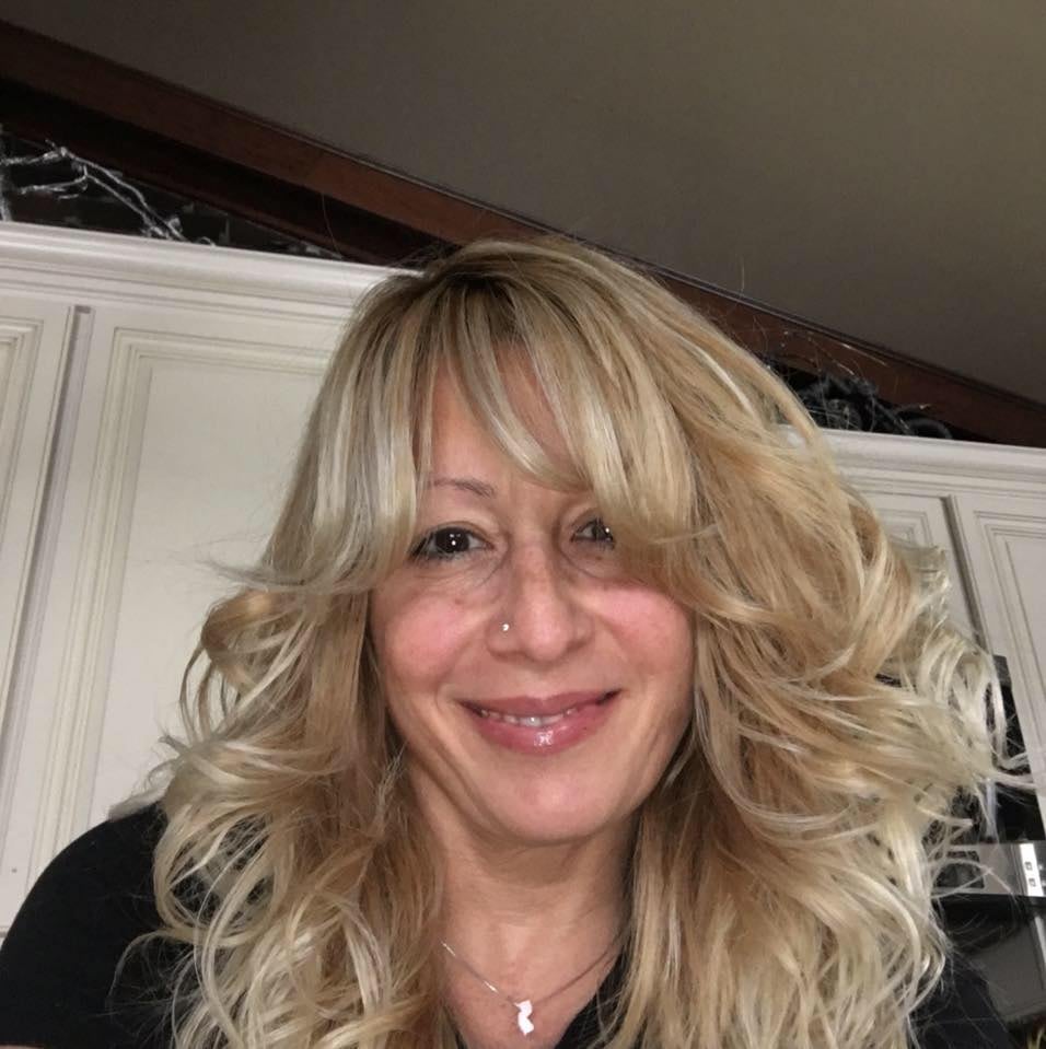 Cristina Espinoza, foto en primer plano de una mujer de cabello rubio.