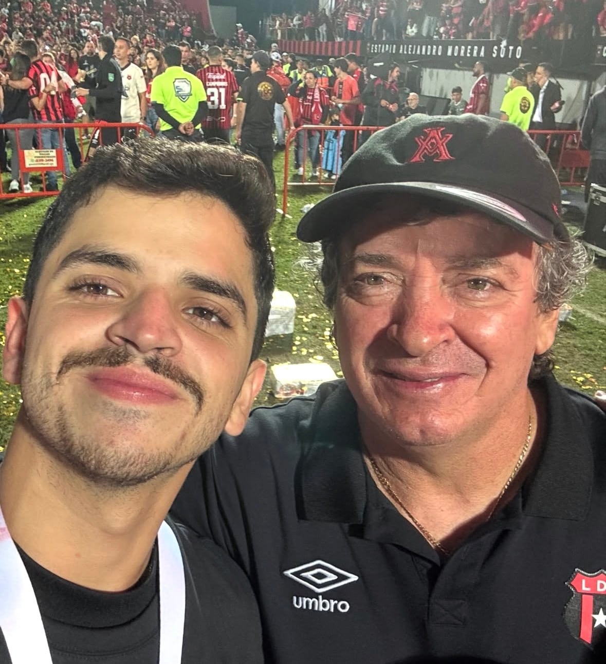 Andrés Ramírez y su papá, Óscar Ramírez, disfrutan de las vacaciones en Hojancha, luego de conseguir el campeonato nacional con Liga Deportiva Alajuelense.