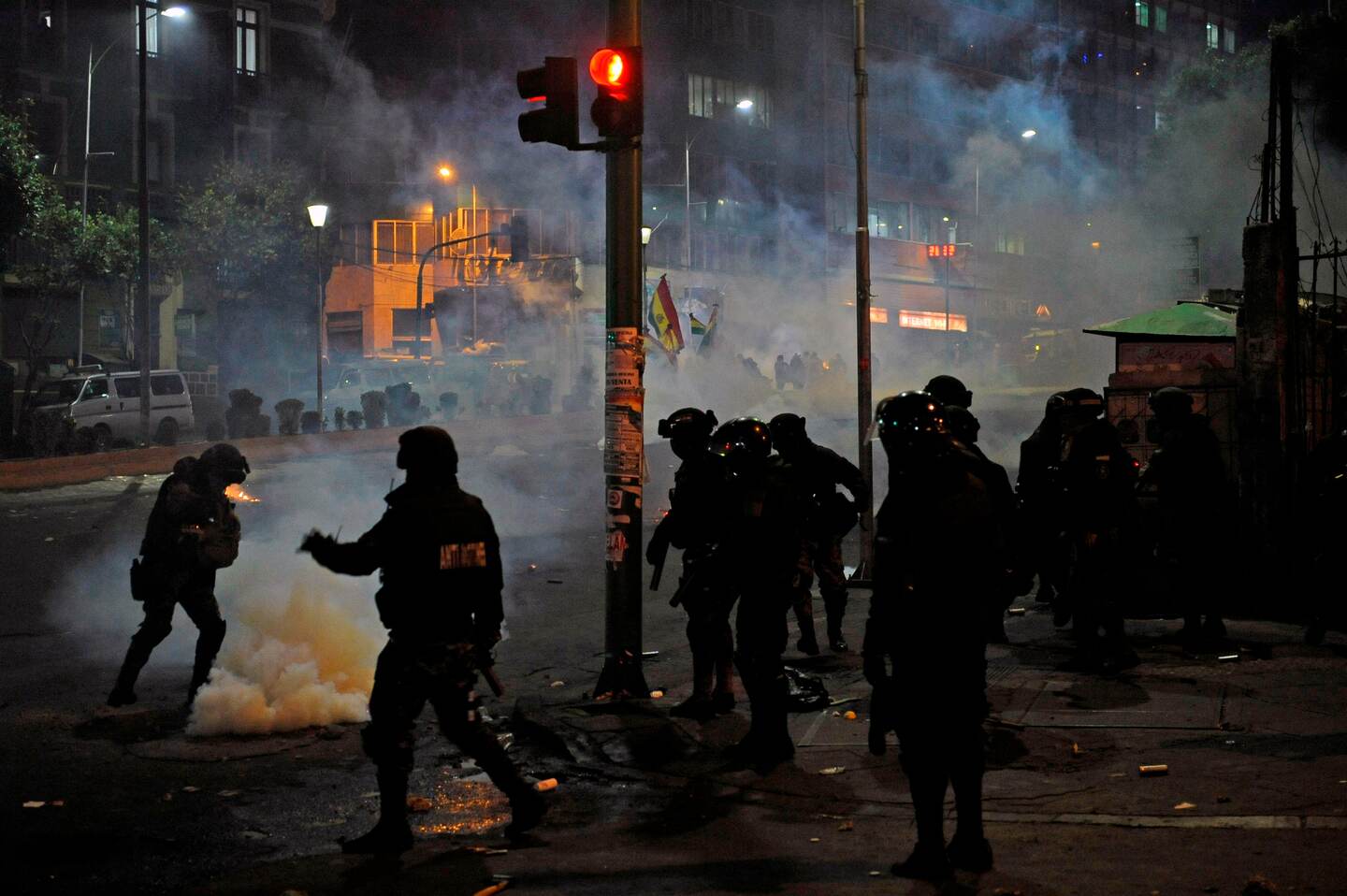 TOPSHOT - Demonstrators clash with riot police after an open forum summoned by the National Committee in Defense of Democracy (CONADE) on the second week of civic strike against the results of the October 20 election in La Paz, on October 31, 2019. - A mission of the Organization of American States (OAS) began its audit of the disputed Bolivian presidential election that resulted in a fourth term for President Evo Morales, but sparked deadly riots. (Photo by Jorge Bernal / AFP)