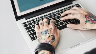 Aquí se discute sobre aretes y tatuajes; en los países líderes en educación, el debate es otro