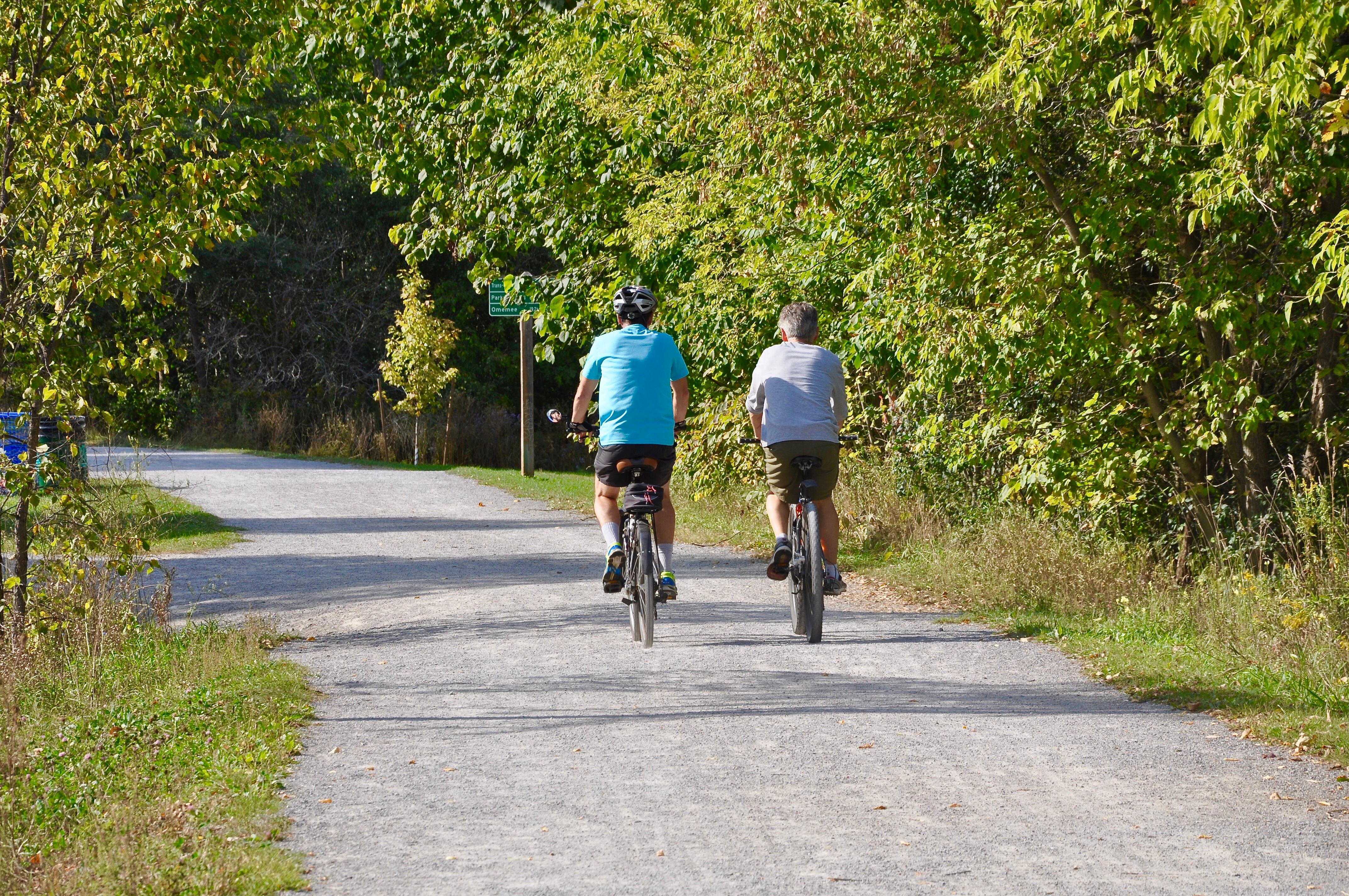 Dos hombres pedaleando sus bicicletas,