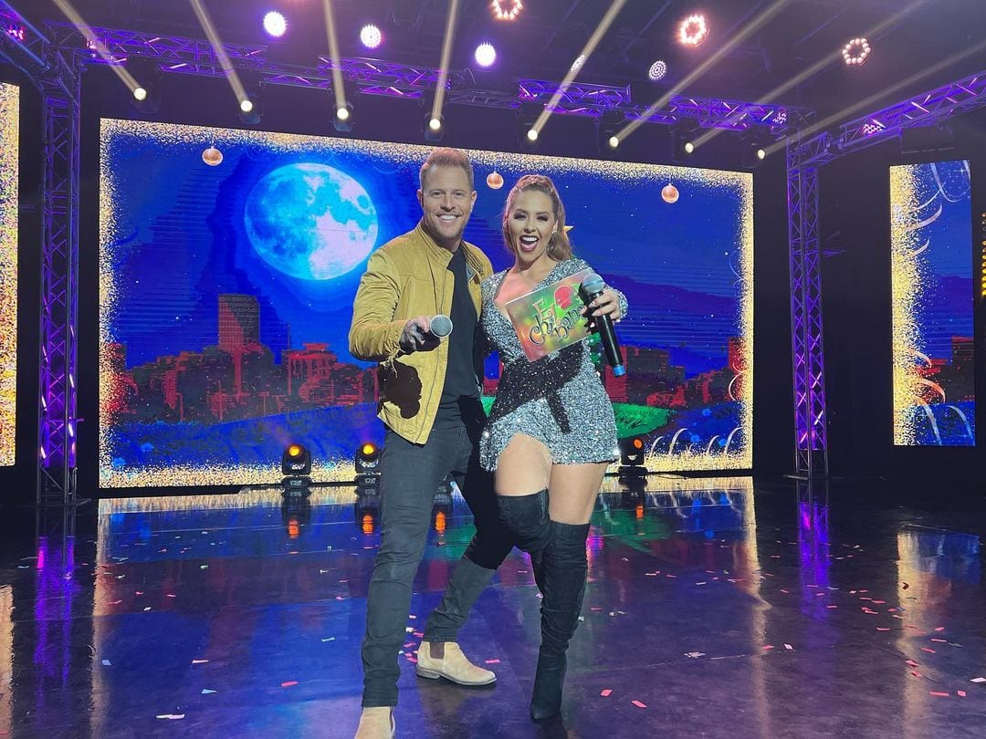 Foto de Mauricio Hoffman y Keyla Sánchez presentando el programa El Chinamo de Teletica