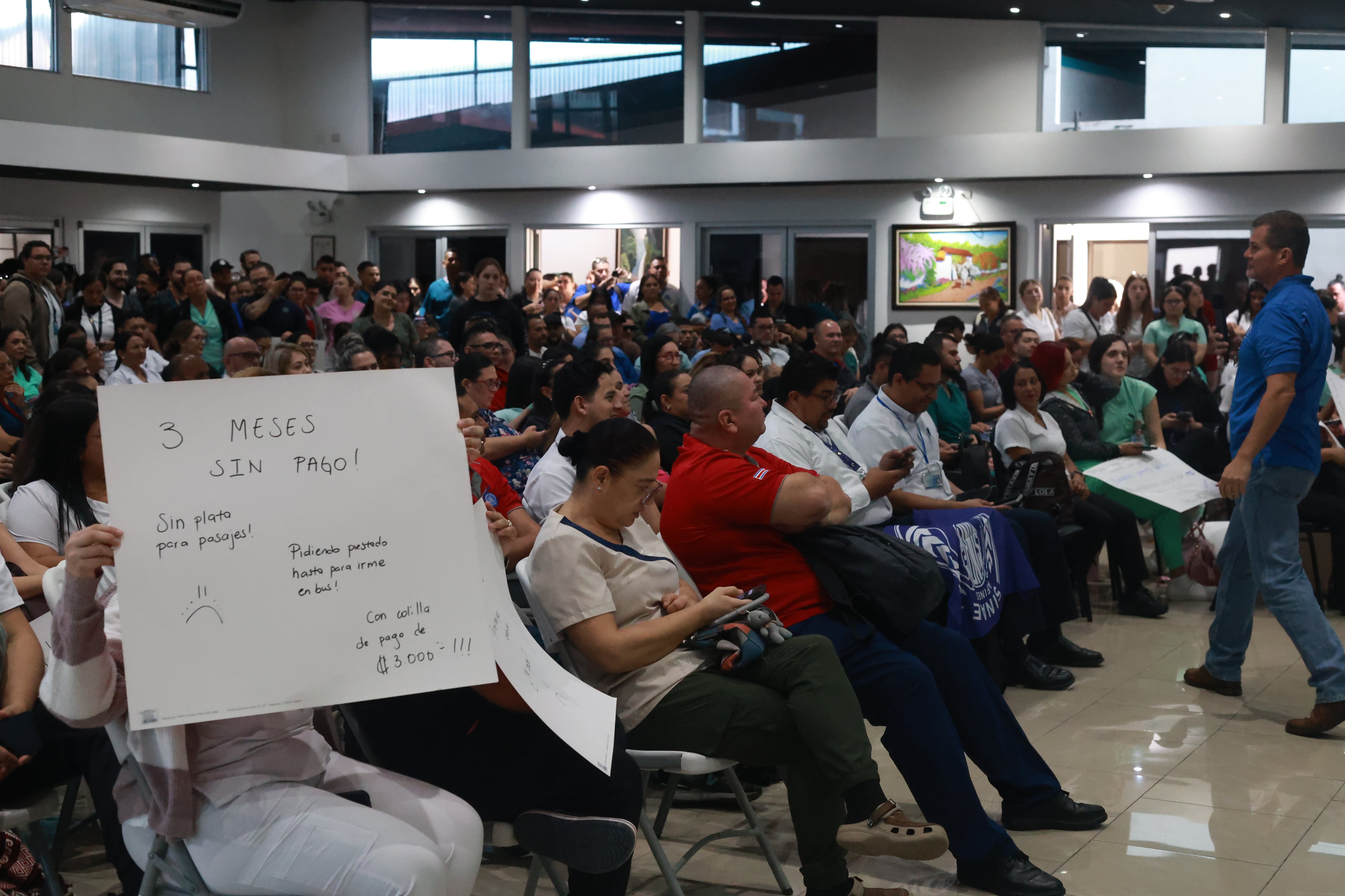 Funcionarios de la CCSS se reúnen en las oficinas de Sinaes Afines en San José para protestar por irregularidades en sus salarios.