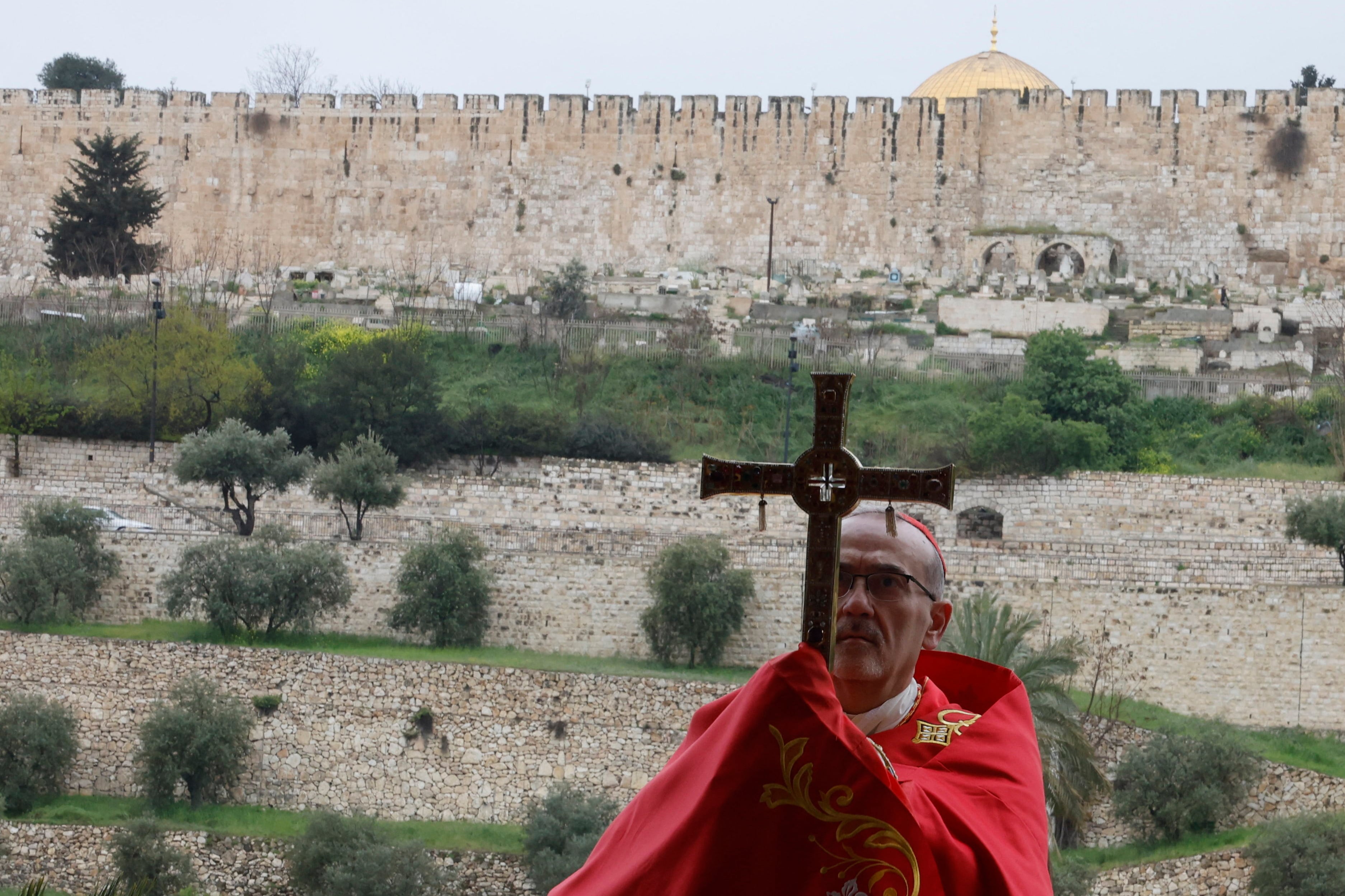 El Patriarca Latino de Jerusalén, el Cardenal Pierbattista Pizzaballa, presidió una ceremonia religiosa para conmemorar el Domingo de Ramos en Jerusalén este 29 de marzo, tras la cancelación de la tradicional procesión del Domingo de Ramos desde el Monte de los Olivos debido a las restricciones por la guerra entre Estados Unidos e Israel contra Irán.