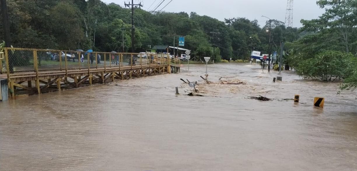 En Agua Buena, Coto Brus el paso se cerró por vías que quedaron anegadas Foto: Colosal Informa.