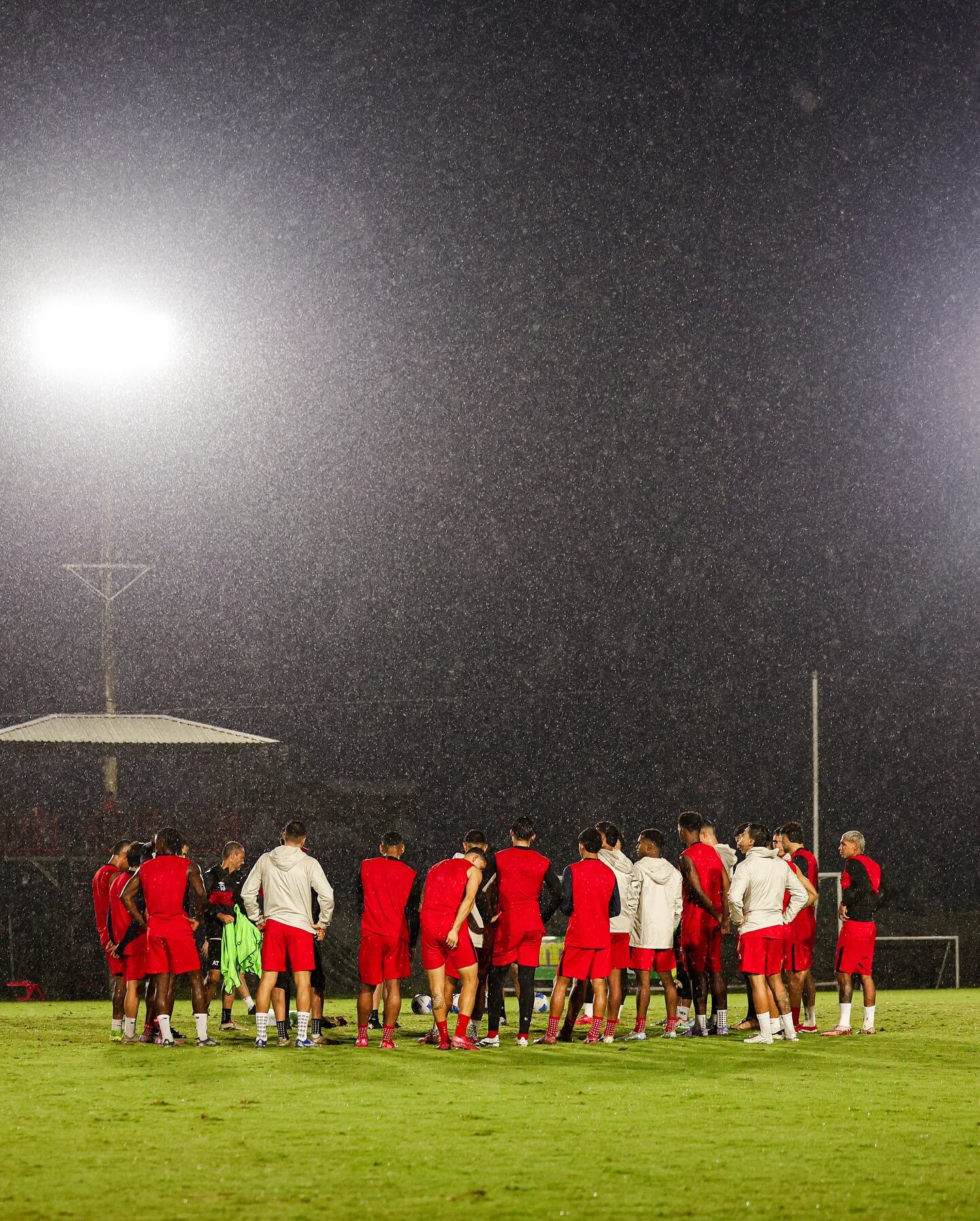 Liga Deportiva Alajuelense se entrenó bajo la lluvia antes del partido contra Motagua, en los cuartos de final de la Copa Centroamericana de Concacaf.