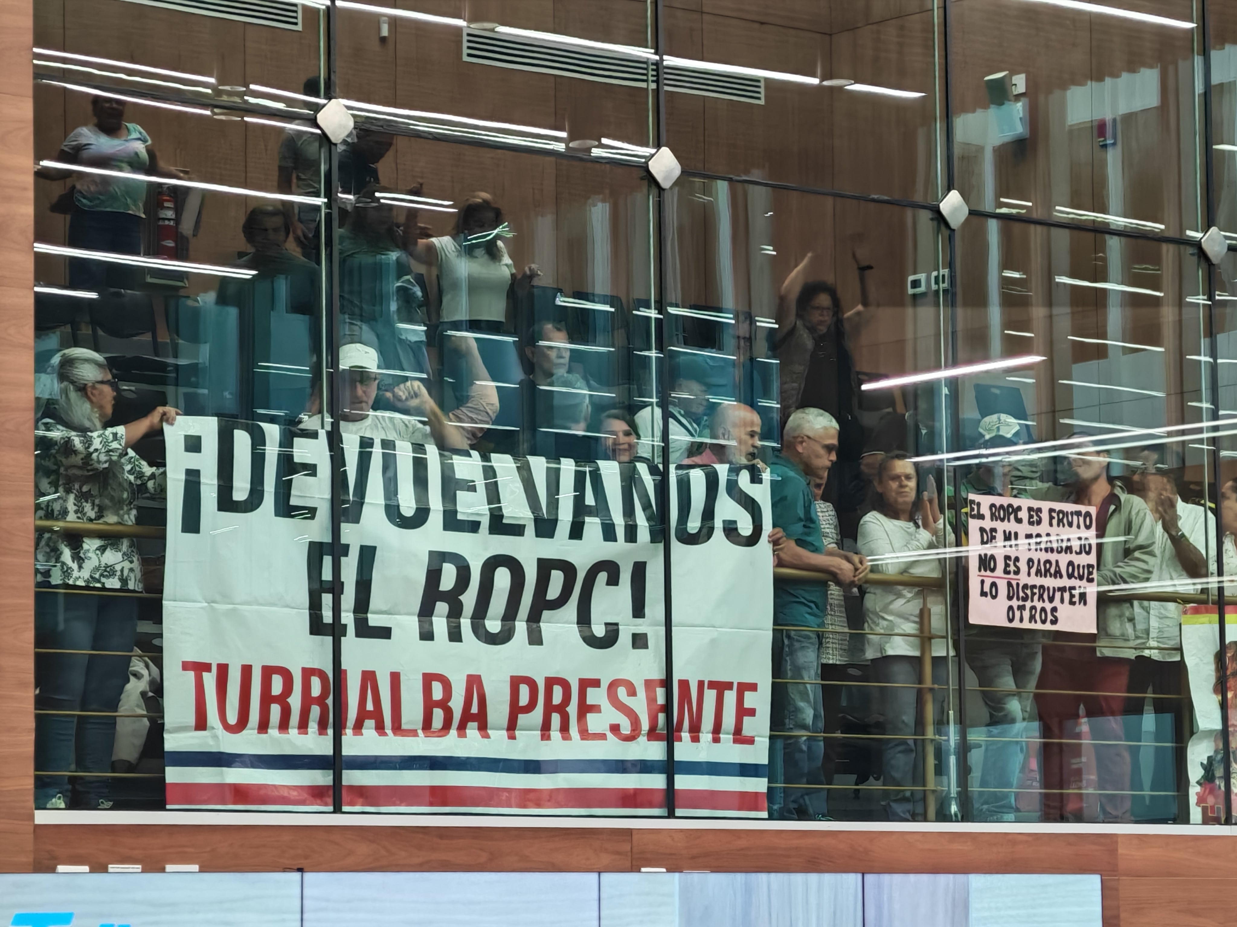 Personas a favor de la devolución del ROP se manifestaron en la barra de público de la Asamblea Legislativa, para exigir la convocatoria de los proyectos para flexibilizar la entrega de los fondos de este regimen de pensiones.