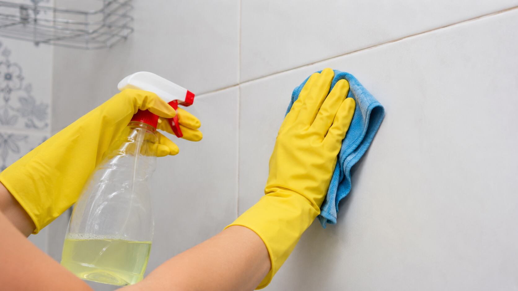Aprenda un método práctico para limpiar los azulejos del baño con ingredientes de uso común y mantener las superficies limpias por más tiempo.