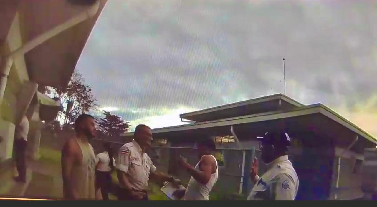 El oficial quedó grabado en el momento en que agredió al privado de libertad.