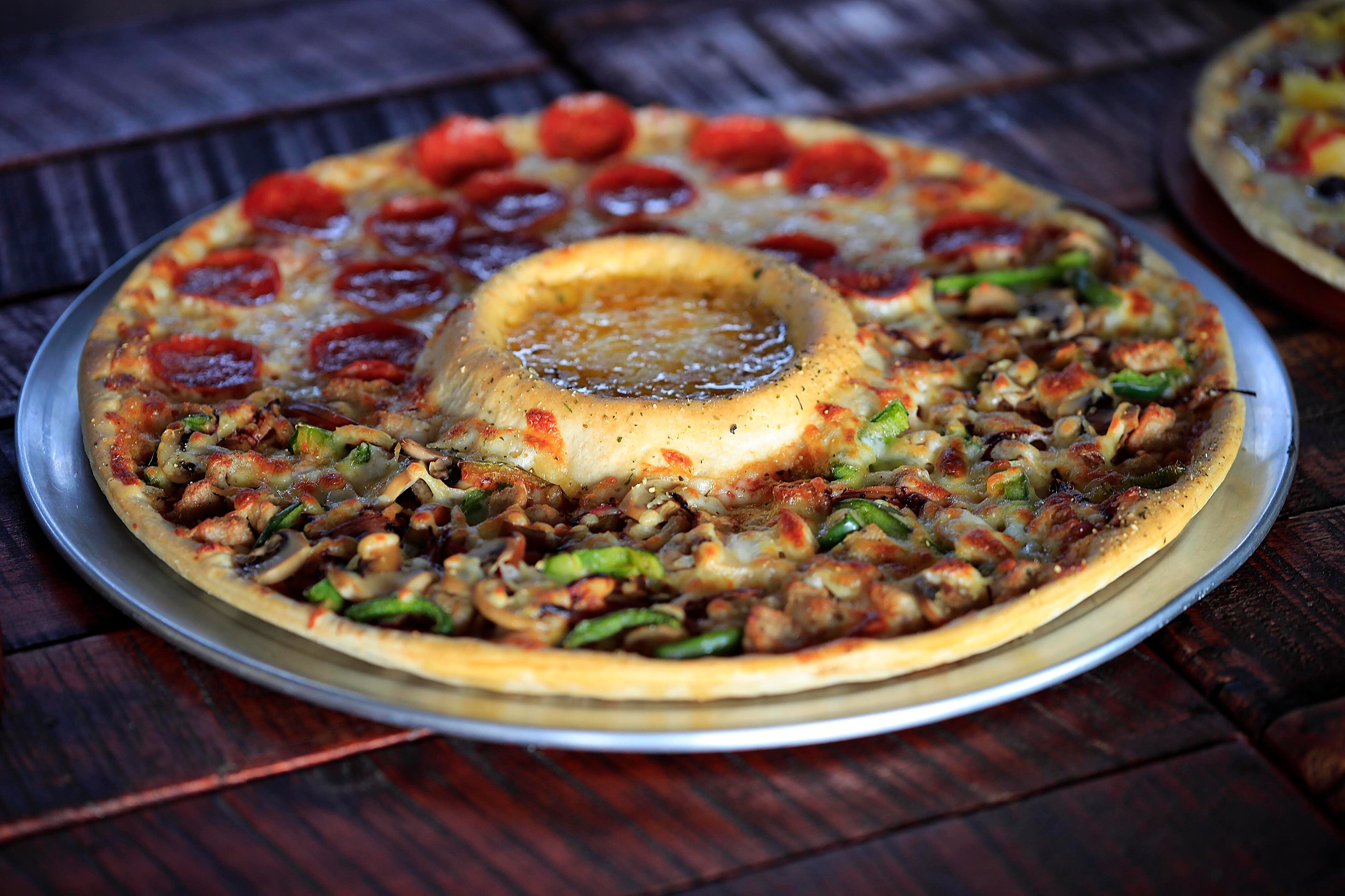 26/01/2023 Taras de Cartago. Monquis Pizza se luce con el exquisito sabor de sus pizzas tradicionales, pero sobre todo con las auténticas y exclusivas pizzas dulces, hechas a base de frutas tradicionales como banano, fresa, piña, arandanos y toppings de nutella y leche condensada. Foto: Rafael Pacheco Granados