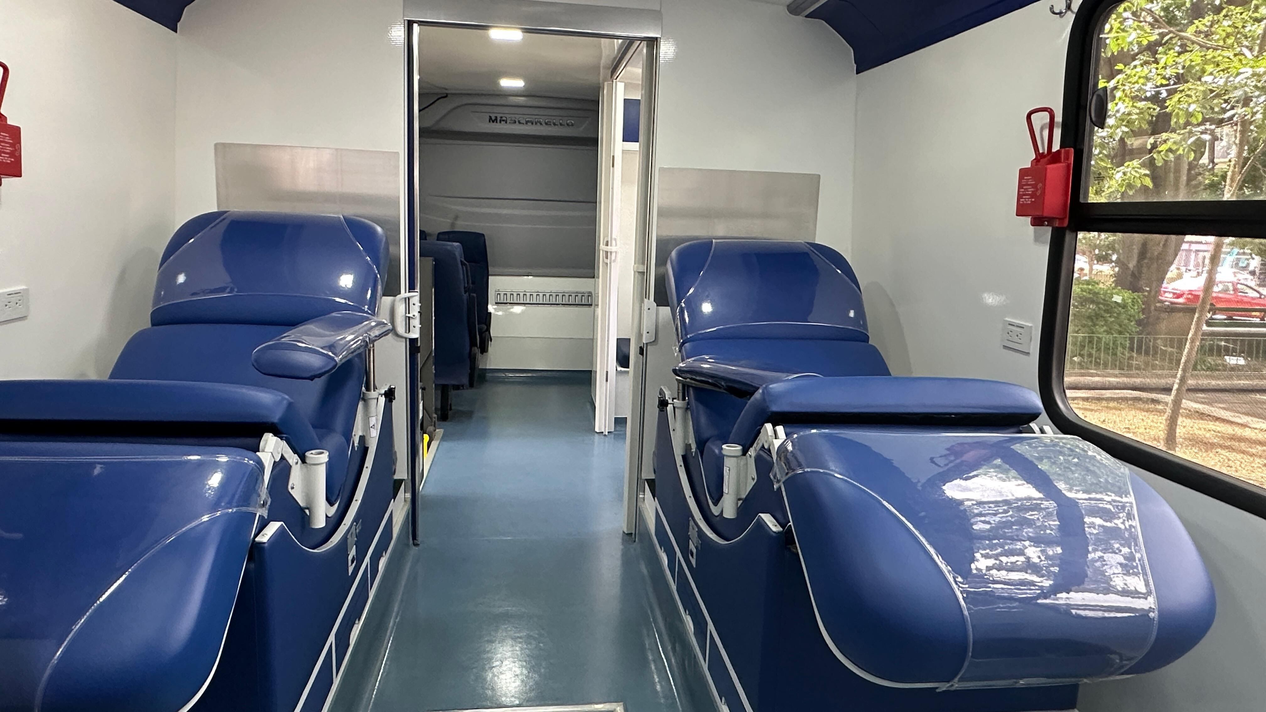 Sillas para donar sangre dentro de la unidad móvil.