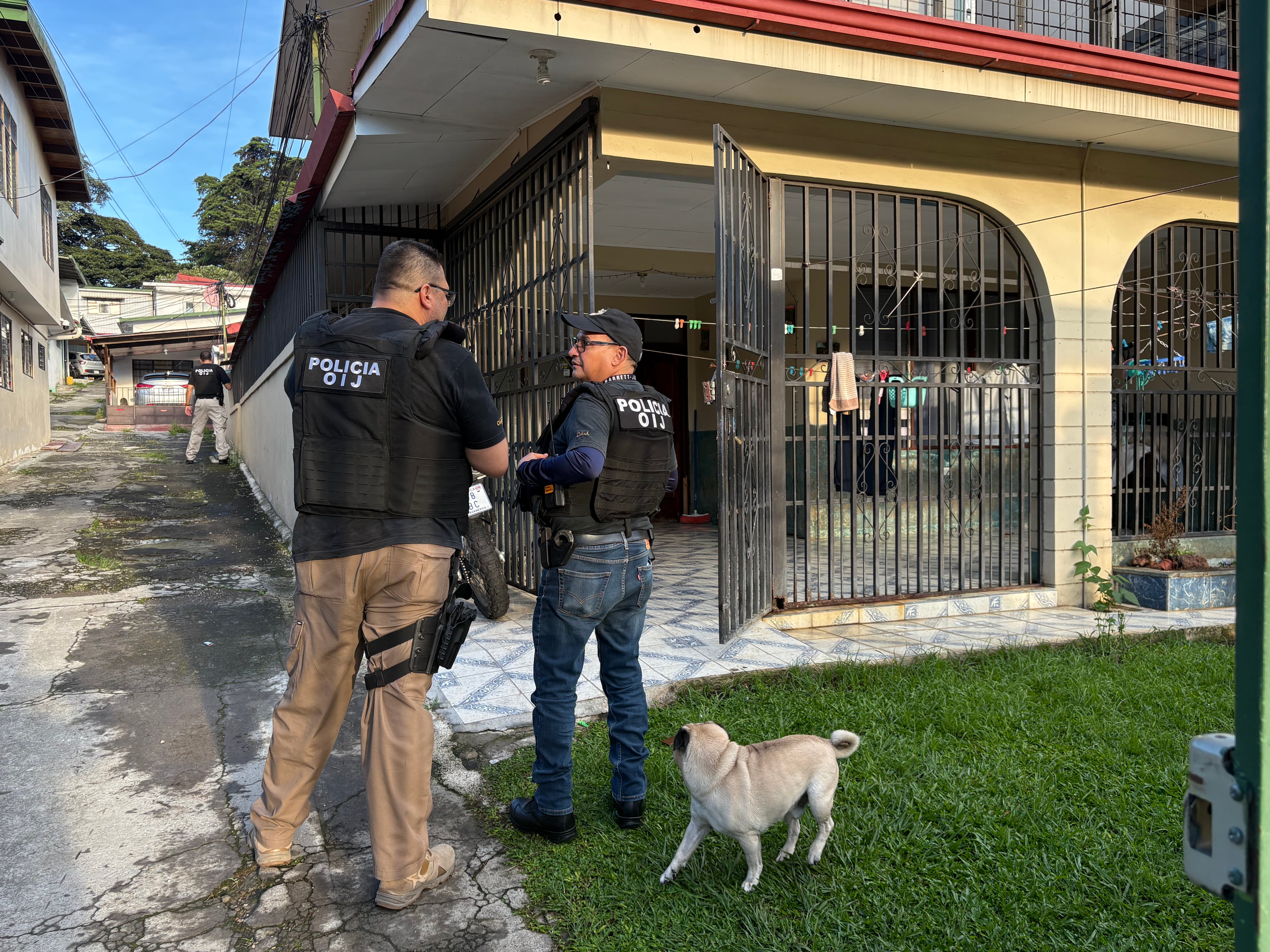 Uno de los allanamientos se ejecuta en Calle La Arboleda en La Florida de Tibás.