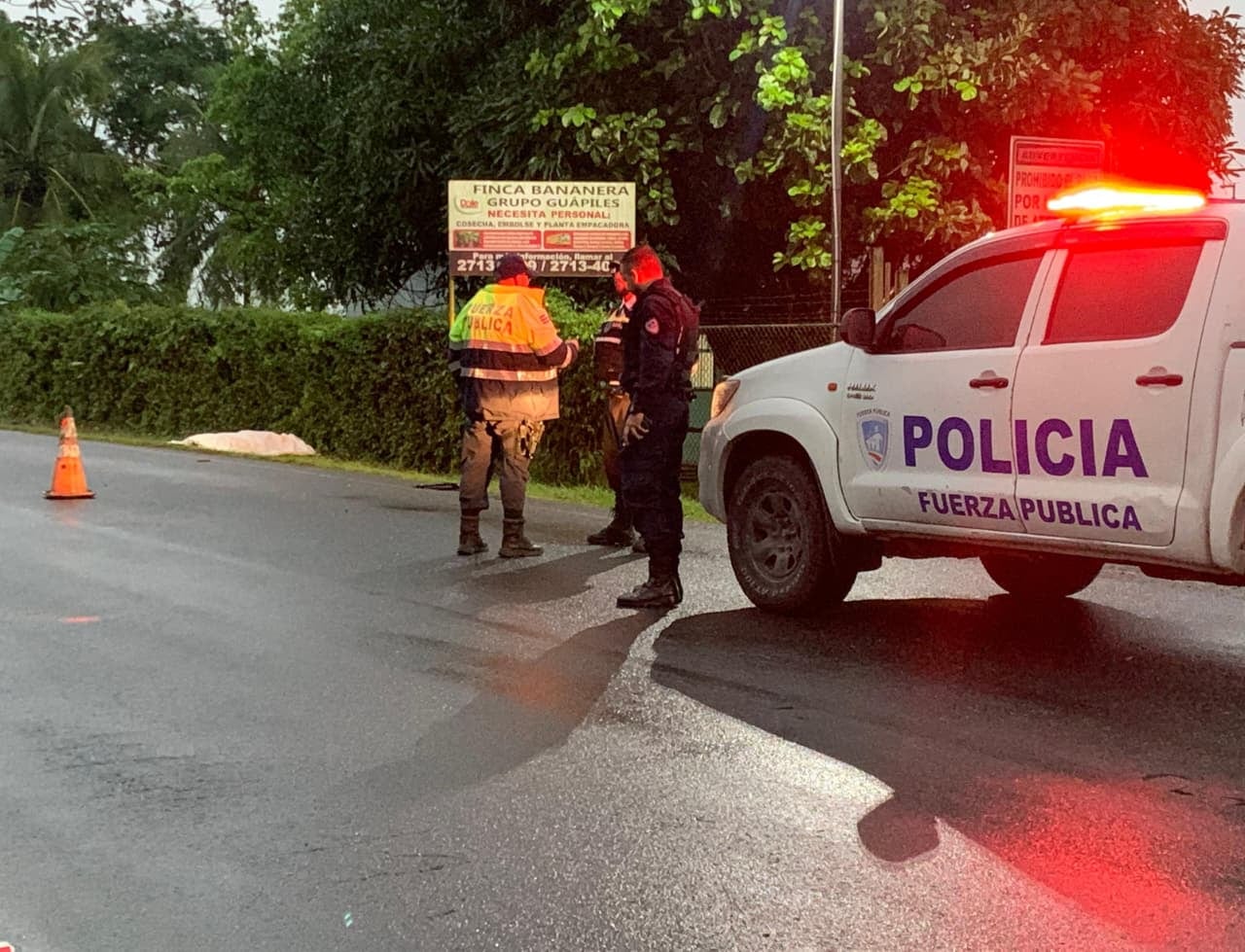 Oficiales de la Fuerza Pública resguardaron la escena del accidente en la ruta 247, en Pococí, mientras se realizaban las diligencias judiciales por la muerte del ciclista.