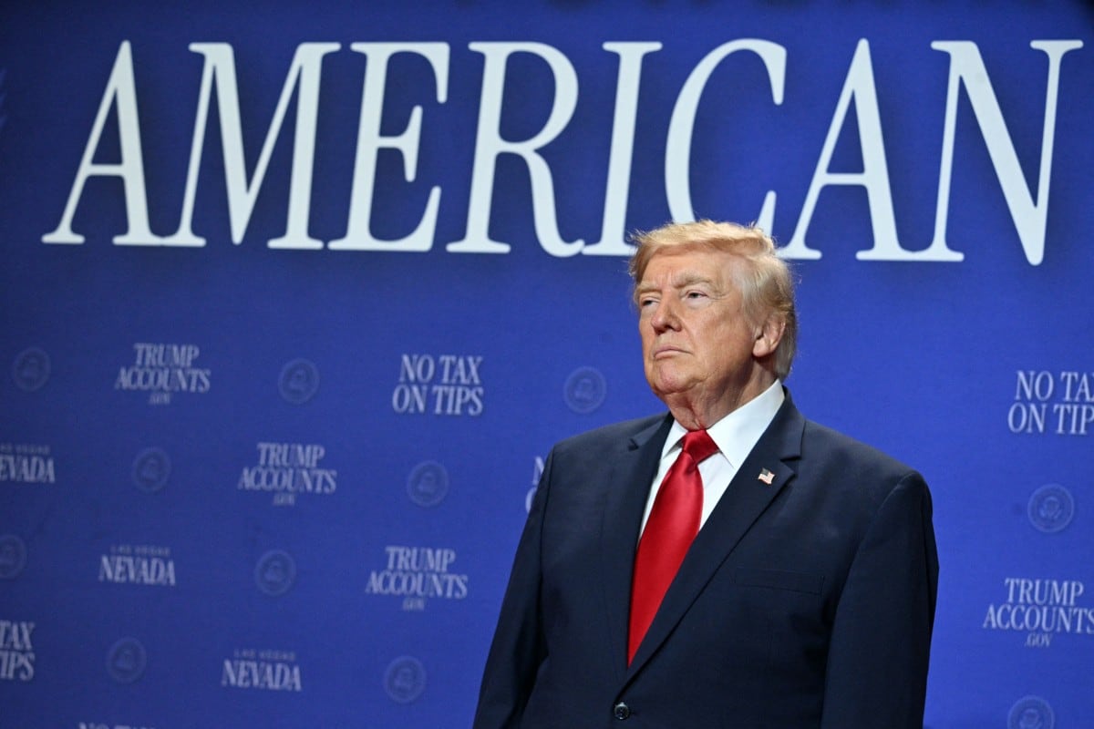 El presidente de Estados Unidos, Donald Trump, observa antes de intervenir en un acto sobre la reciente iniciativa de alivio fiscal de su administración, en el Red Rock Casino Resort and Spa de Las Vegas, Nevada, el 5 de agosto de 2026.