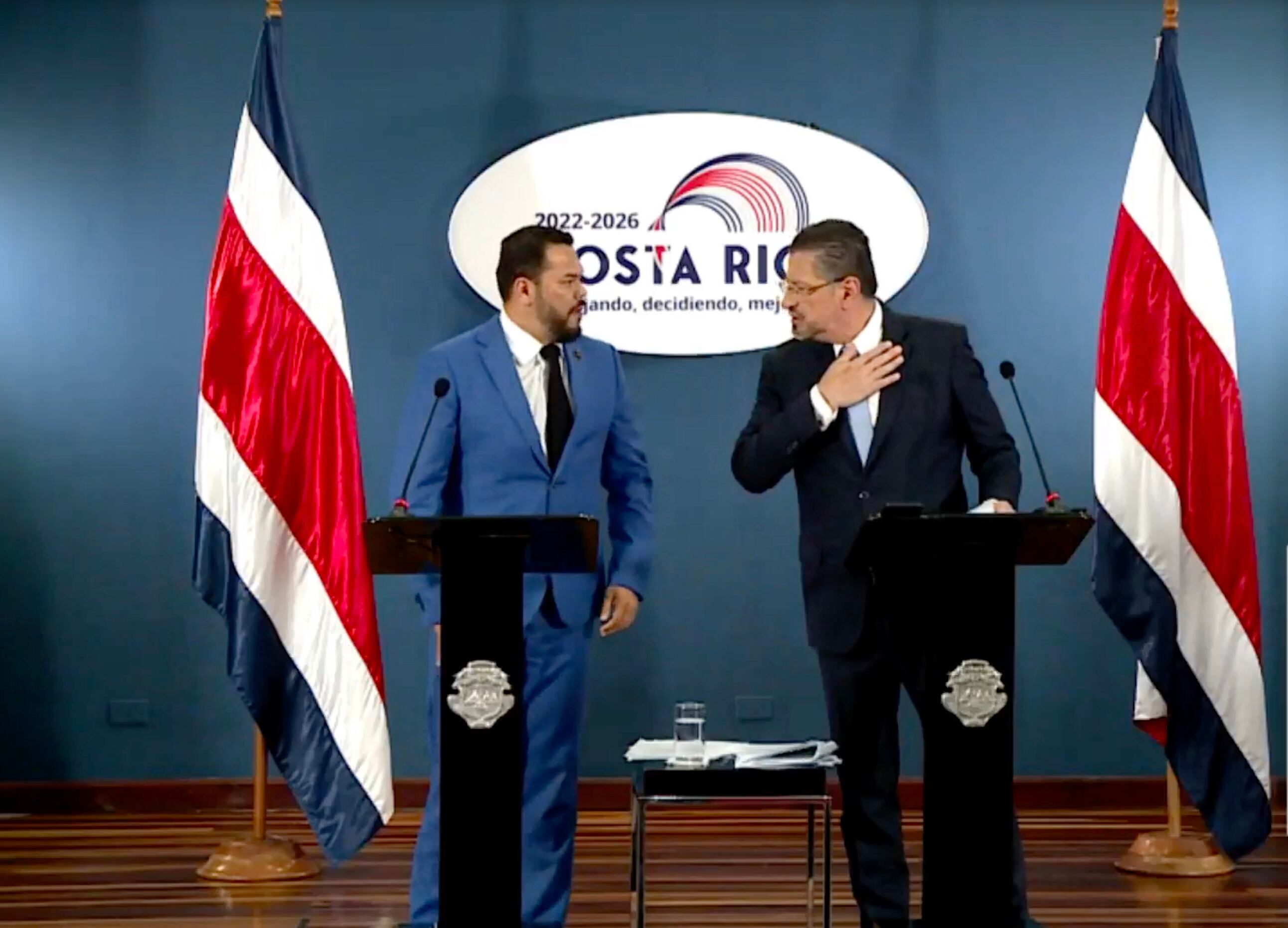 Marco Acuña Mora, jerarca del ICE, (izq.) y el presidente Rodrigo Chaves el 26 de abril del 2023 en Casa Presidencial, justo antes de que el mandatario alabara el desempeño financiero del ICE del 2022. Fotografía: Cortesía Casa Presidencial.