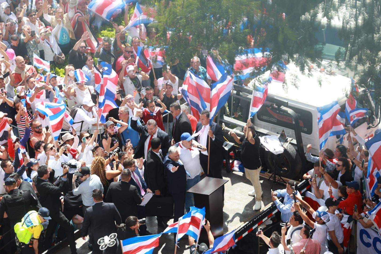 El presidente Rodrigo Chaves se dirige a sus seguidores congregados en la Plaza de la Democracia este viernes 14 de noviembre de 2025. Chaves abandonó su audiencia en la comisión especial que estudia la solicitud del TSE de levantar la inmunidad del mandatario.