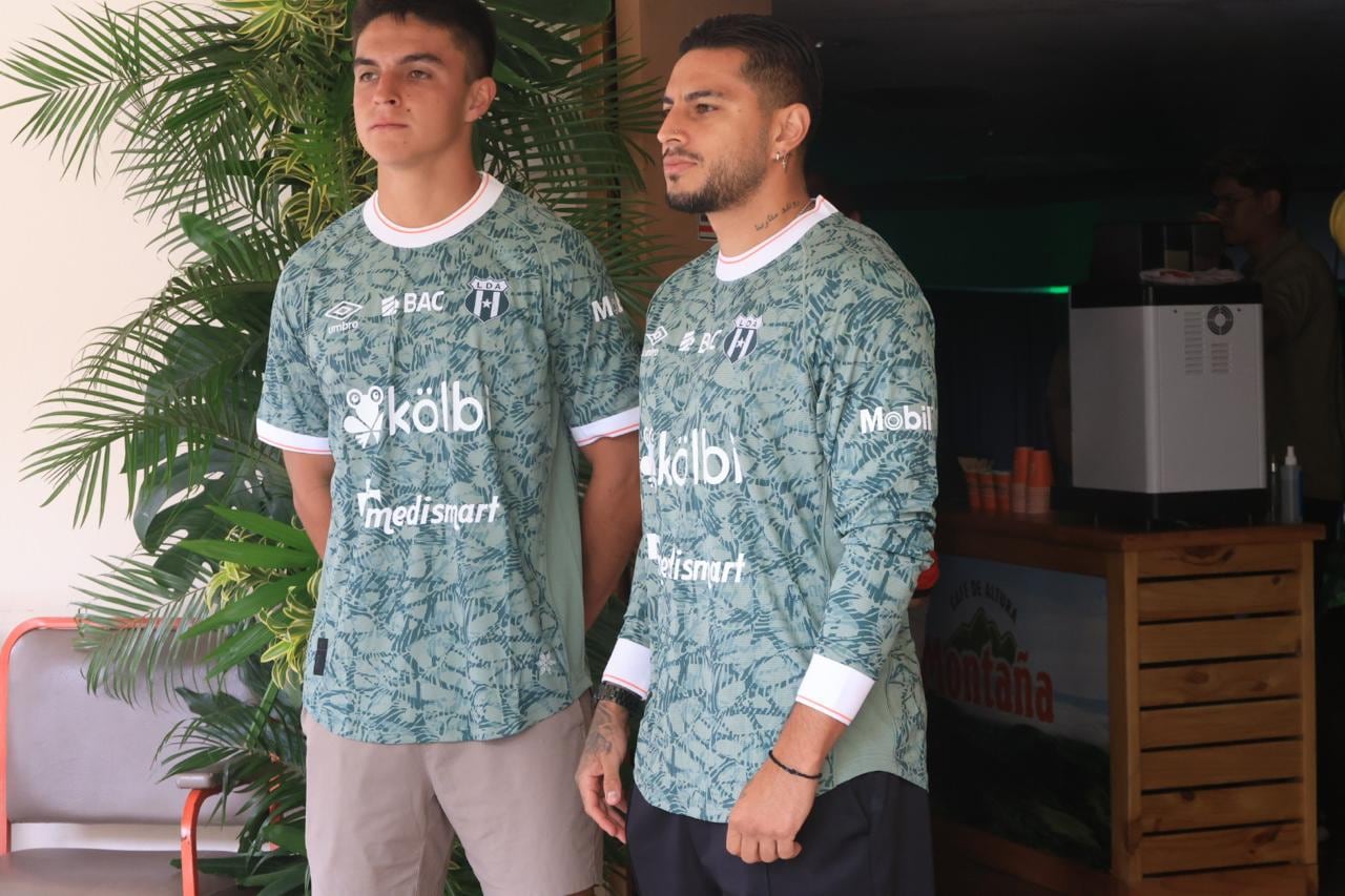 Alajuelense presentó su tercer uniforme inspirado en el Volcán Poás. Foto: Rafael Pacheco.