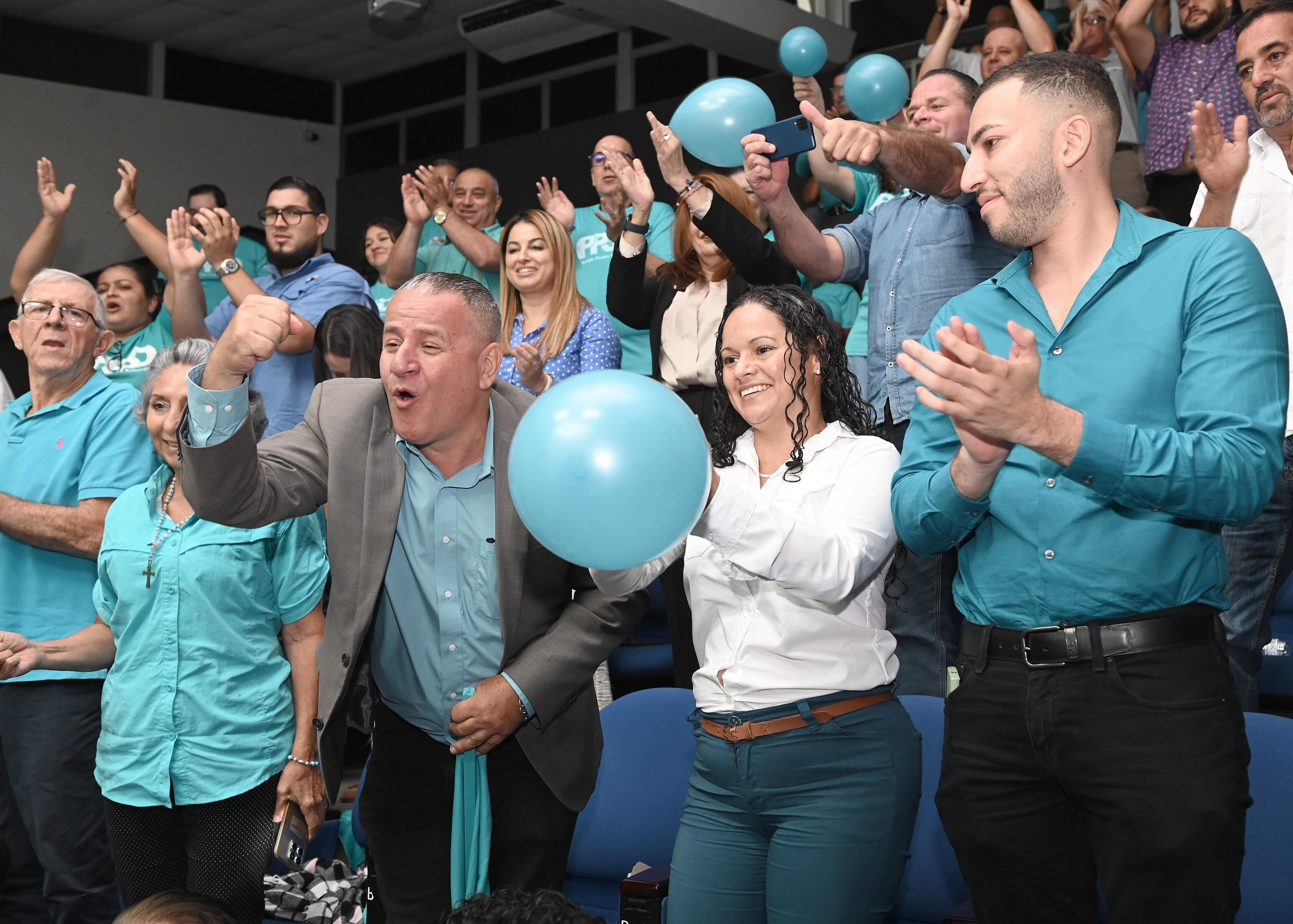 01 de junio del 2025. Auditorio del Grupo Moreno en Pavas. 11:00 hrs. Dirigentes y delegados del Partido Pueblo Soberano eligieron al exministro Francisco Gamboa como secretario general. En una asamblea realiada en el salón de eventos Grupo Moreno y con la presencia de 63 delegados se llevó a cabo la elección poco después del mediodía. En la foto: Francisco Gamboa es recibido por los simpatizantes del partido. Foto: Albert Marín.