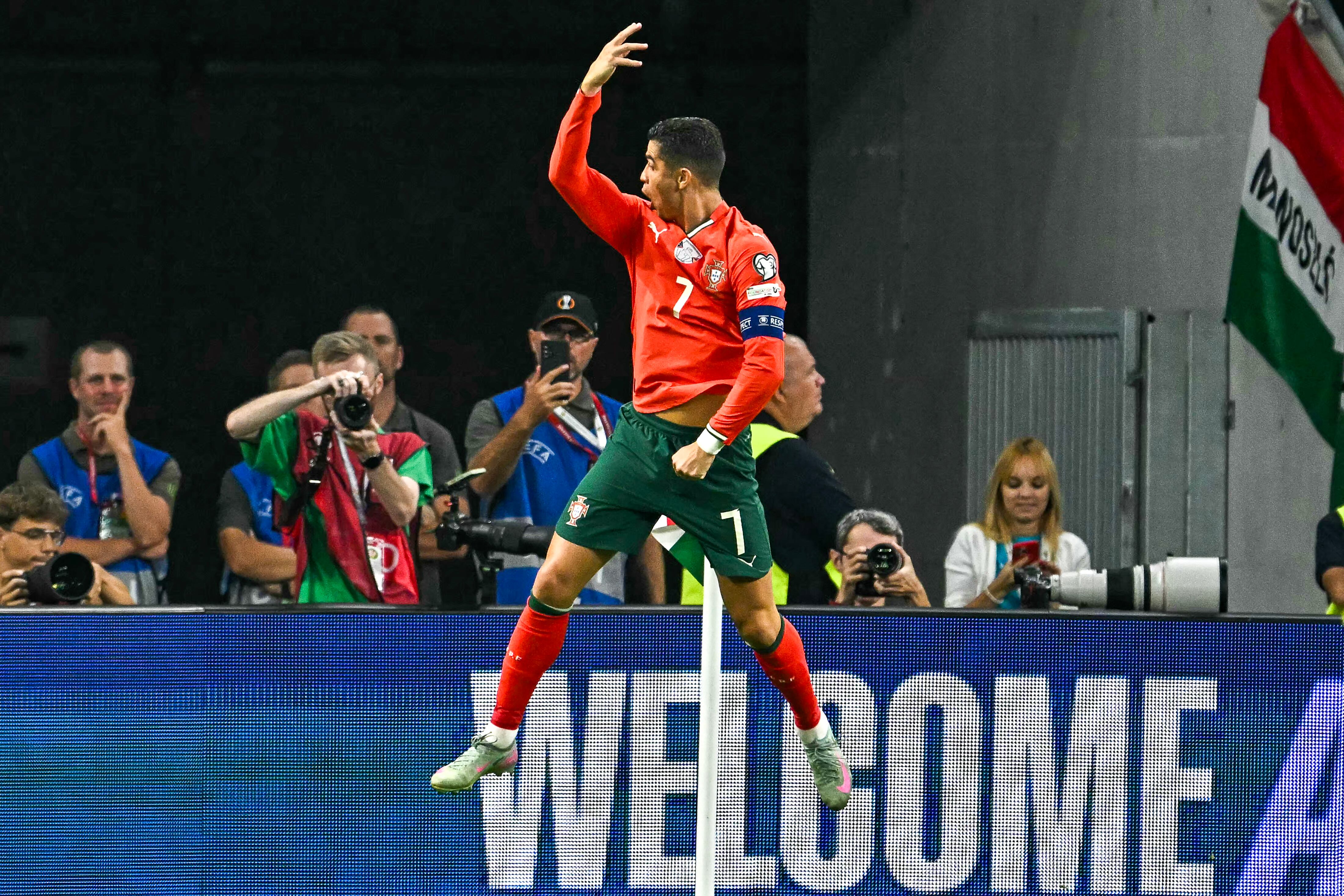 Cristiano Ronaldo celebra tras anotarle de penal a Hungría en el triunfo de Portugal por las eliminatorias rumbo al Mundial 2026.
