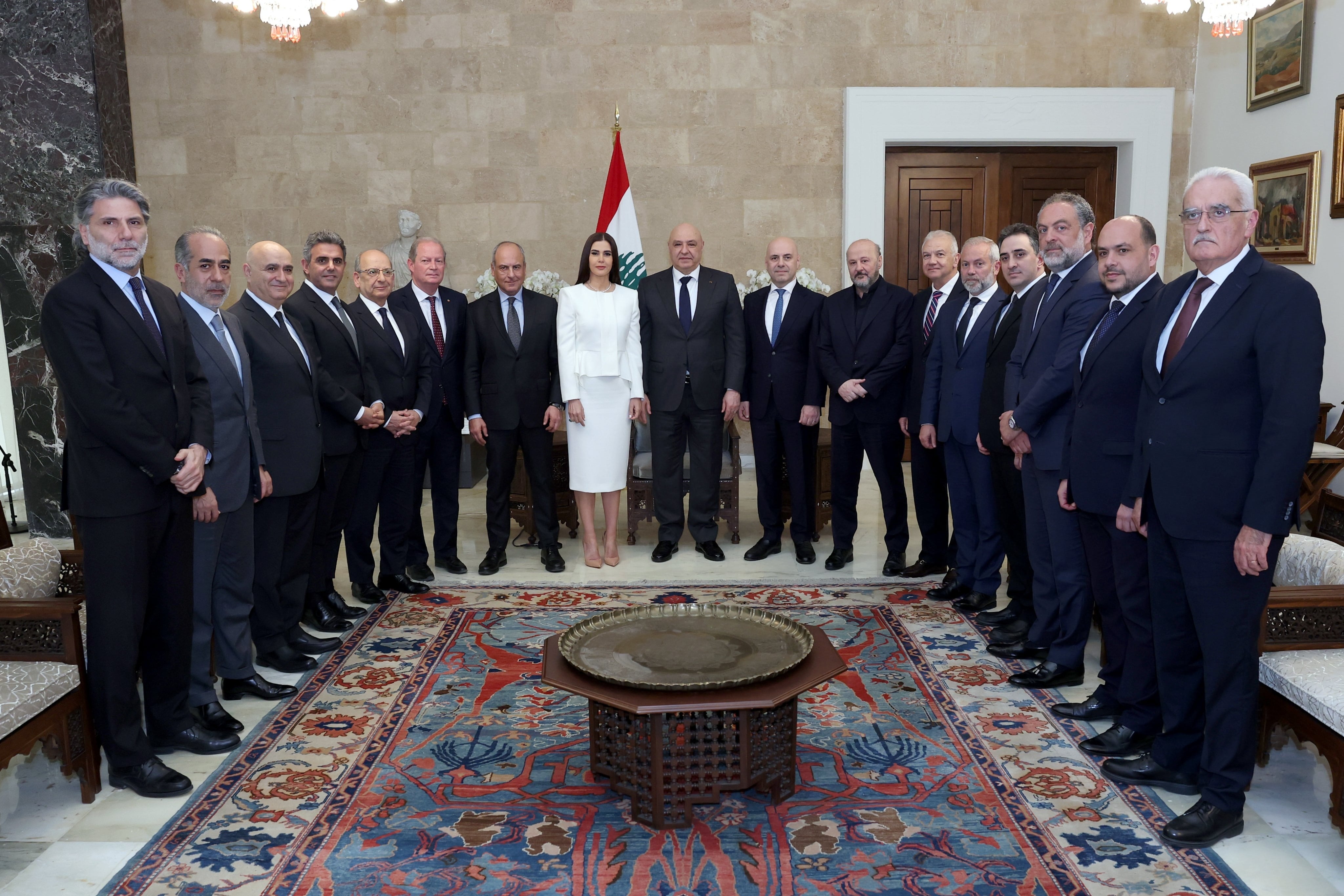 (Archivo) En el centro de la imagen, el presidente libanés, Joseph Aoun, con una delegación del partido Fuerzas Libanesas.