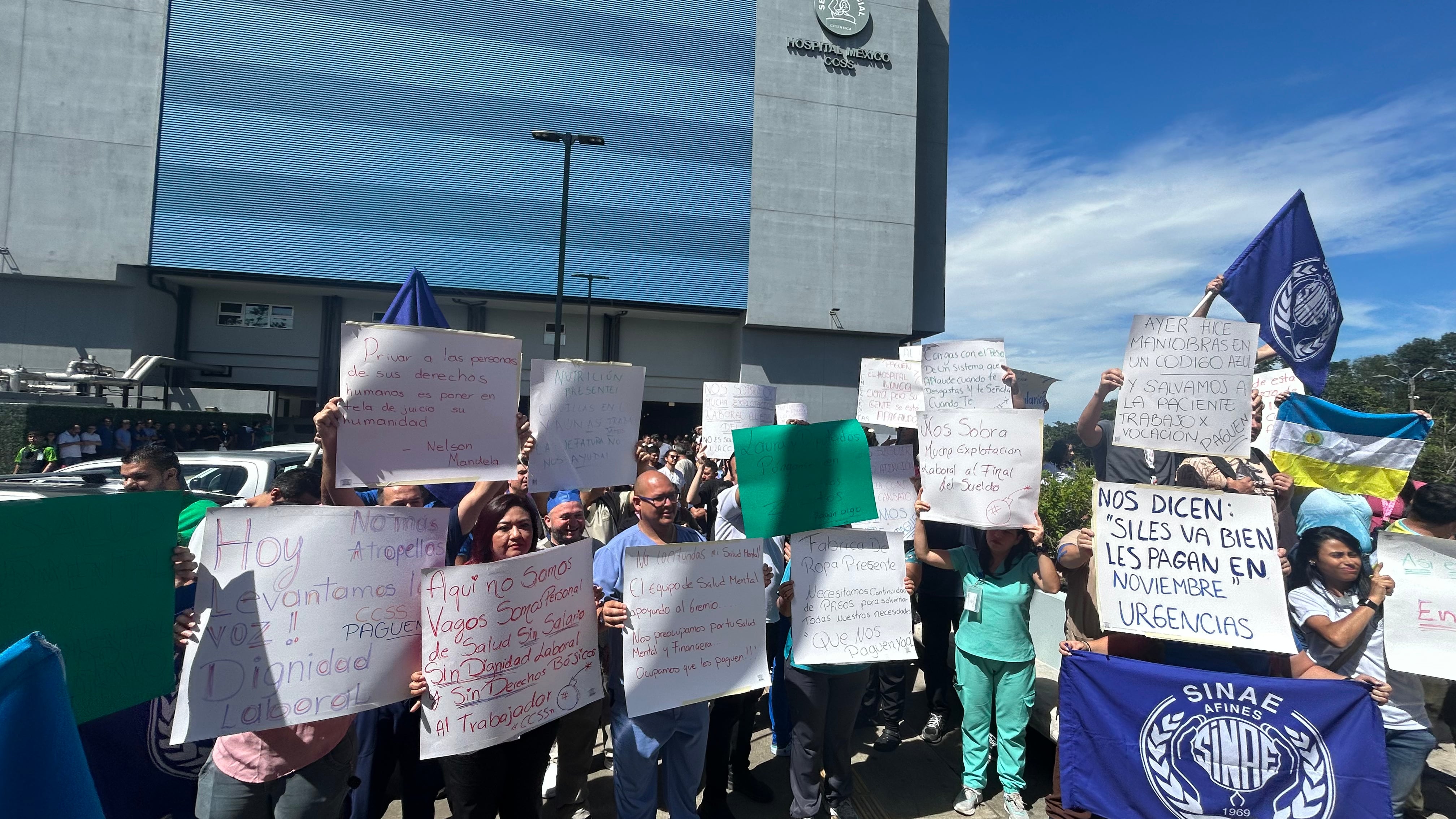 El Hospital México es el punto de encuentro de un grupo de funcionarios de la CCSS que protestan contra irregularidades salariales.