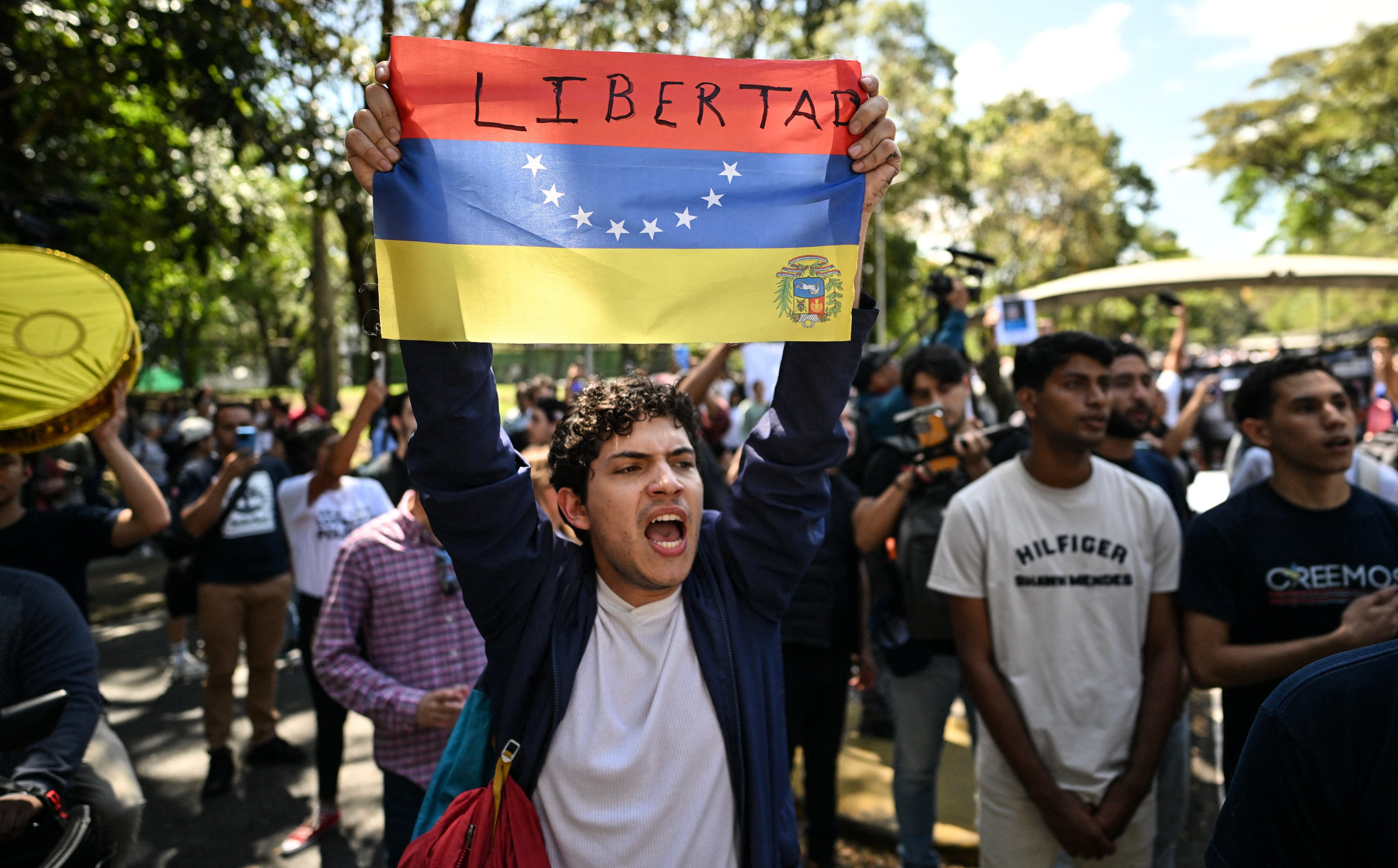 Un familiar de un preso político sostiene una bandera venezolana que dice "Libertad" durante una manifestación que pide una amnistía total en Caracas el 3 de febrero de 2026. La presidenta interina de Venezuela, Delcy Rodríguez, anunció el 30 de enero una propuesta de amnistía masiva en el país, en su última gran reforma desde el derrocamiento de Nicolás Maduro por parte de Estados Unidos hace apenas unas semanas.
