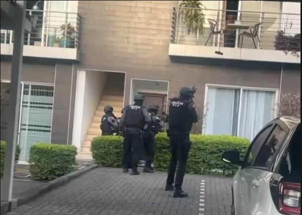 Los dos allanamientos se realizaron la tarde de este jueves en Pavas. Foto OIJ.