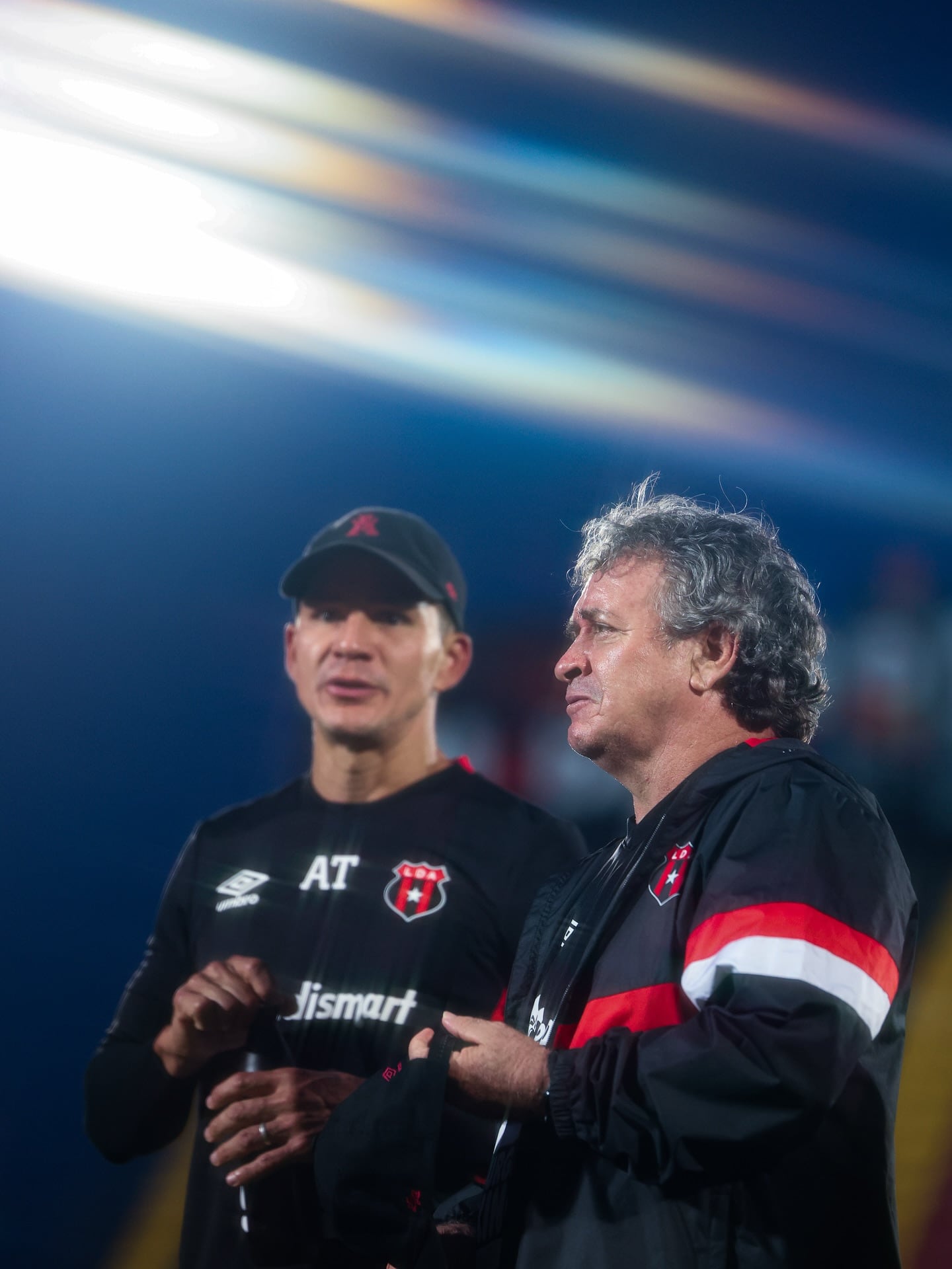 Óscar Ramírez observó y dirigió junto a Wardy Alfaro la última práctica previo al clásico de este sábado entre Saprissa y Liga Deportiva Alajuelense.