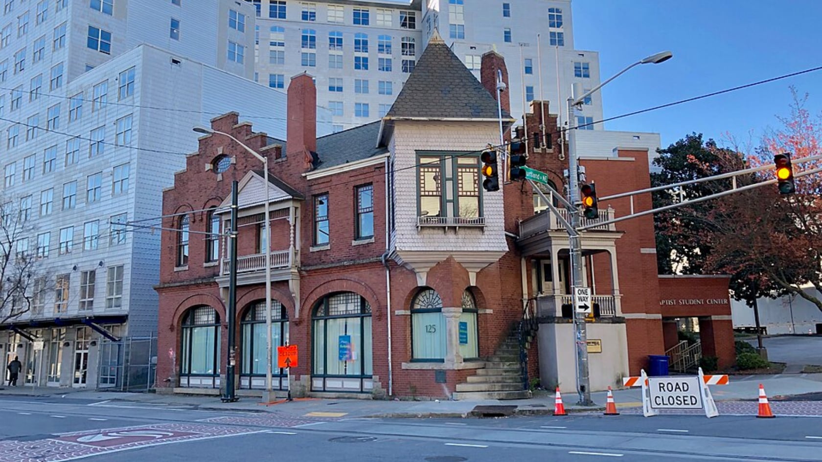 Un empresario halló en el sótano de una casa histórica un barril que expertos asocian con el prototipo original de Coca-Cola.