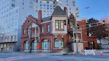 Compró una casa histórica y halló en el sótano un tesoro ligado a Coca-Cola