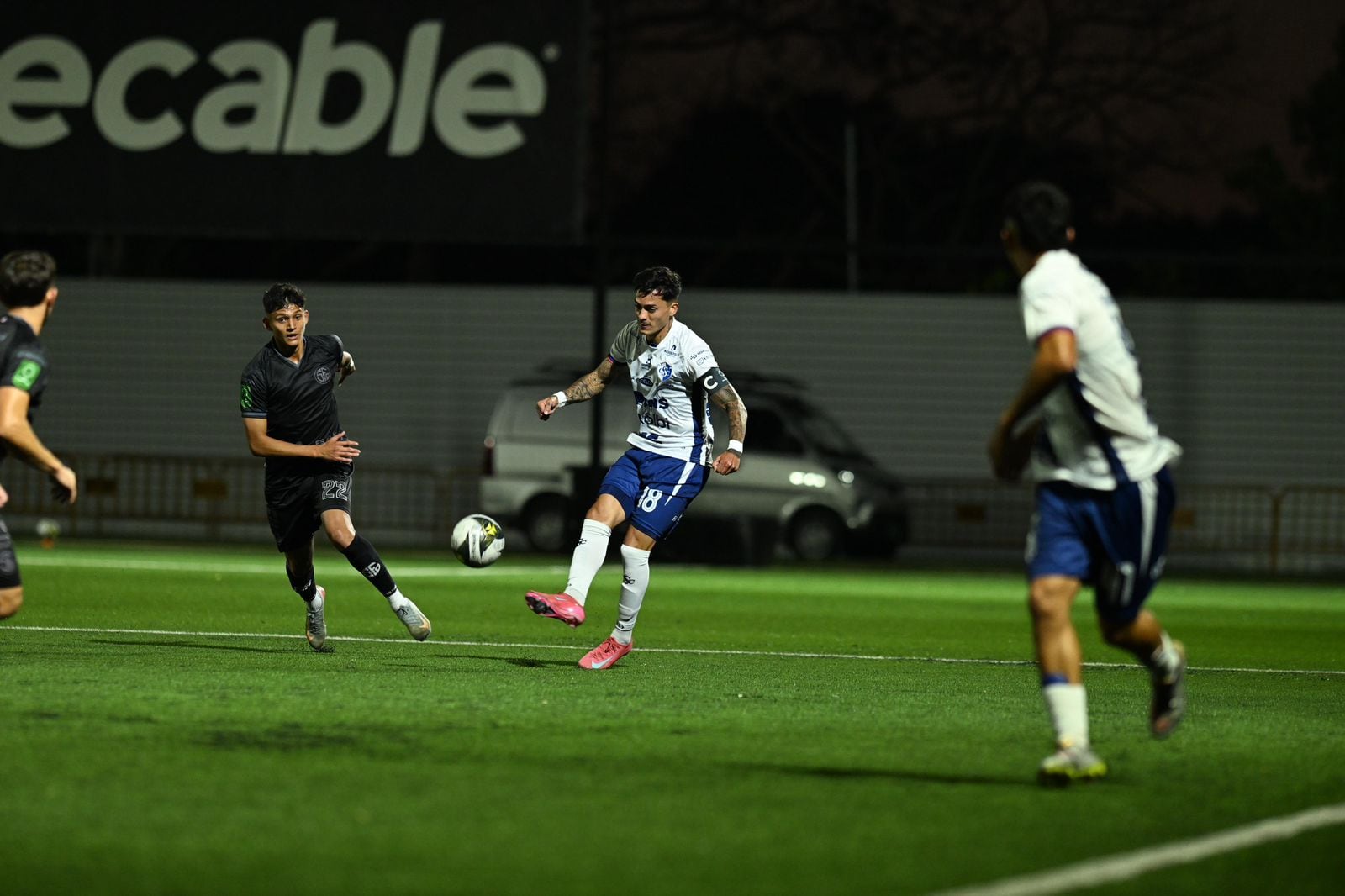 Carlos Barahona del Cartaginés rechaza un balón ante la mirada de Dariel Castrillo de Sporting.