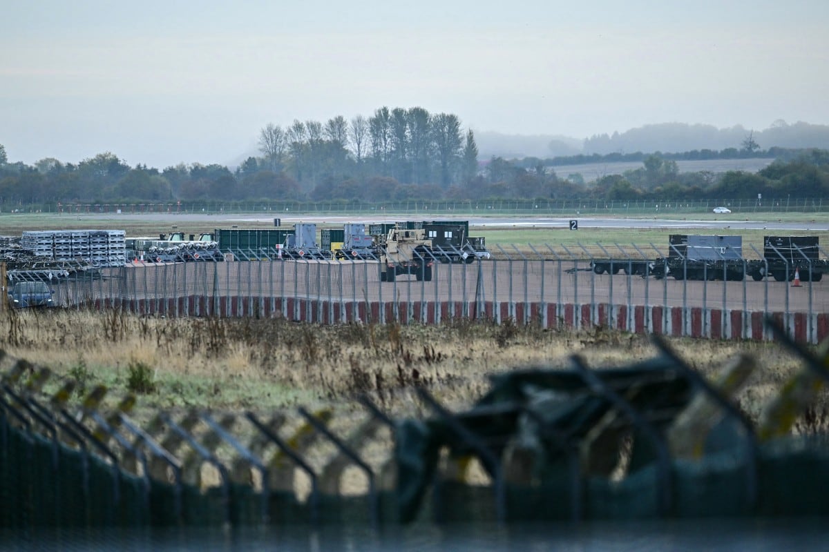 Un vehículo blindado (C) patrulla el interior de la base de la RAF en Fairford, en el suroeste de Inglaterra, el 28 de septiembre de 2026, un día después de que la Policía Antiterrorista británica investigara un incidente «importante» cerca de la base
