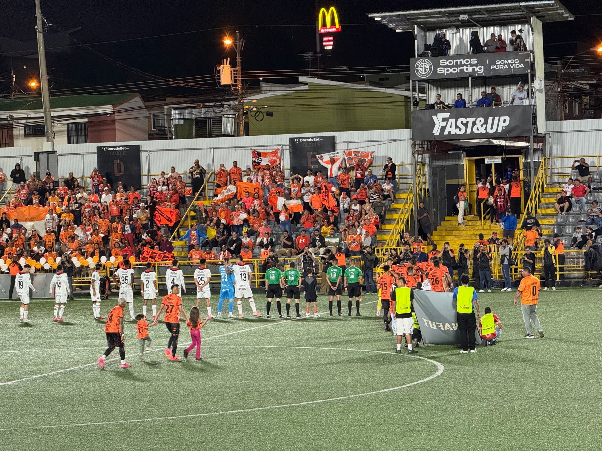 Puntarenas FC y Liga Deportiva Alajuelense salieron a la cancha al ser las 6:56 p. m.
