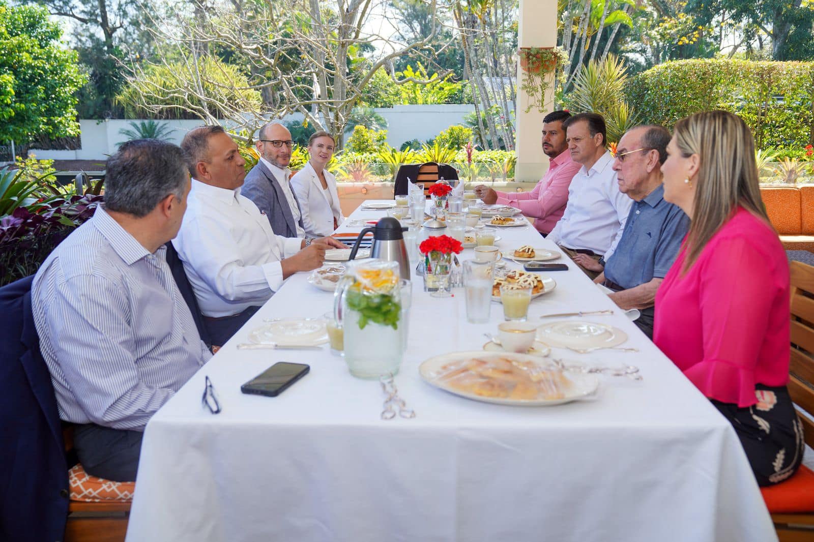 Funcionarios de la Embajada de Estados Unidos reunidos con los diputados Rodrigo Arias, Óscar Izquierdo, Luis Diego Vargas, María Marta Carballo y Yonder Salas.
