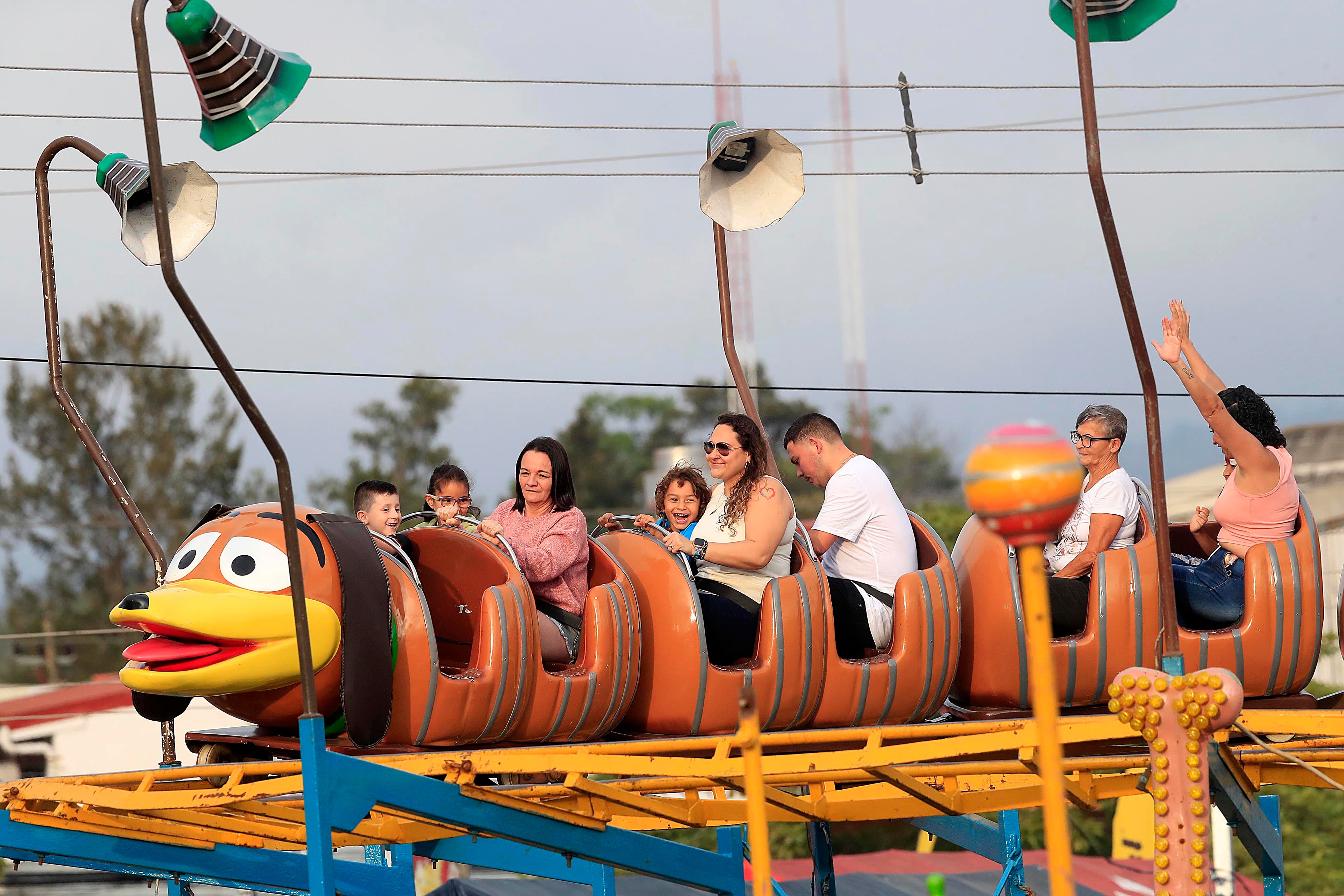 26/12/2023 Zapote. Mucho movimiento se apreció este martes, durante la tarde noche, en el campo ferial. Gran cantidad de gente disfrutó las comidas y de los juegos mecánicos.