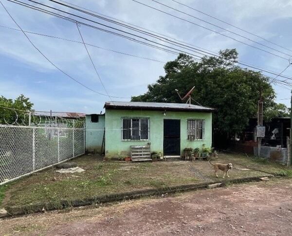 Dos viviendas en mal estado. Cada una incluye dormitorios, cocina y baño. Requiere reparación total. Precio con descuento: ¢12 millones.