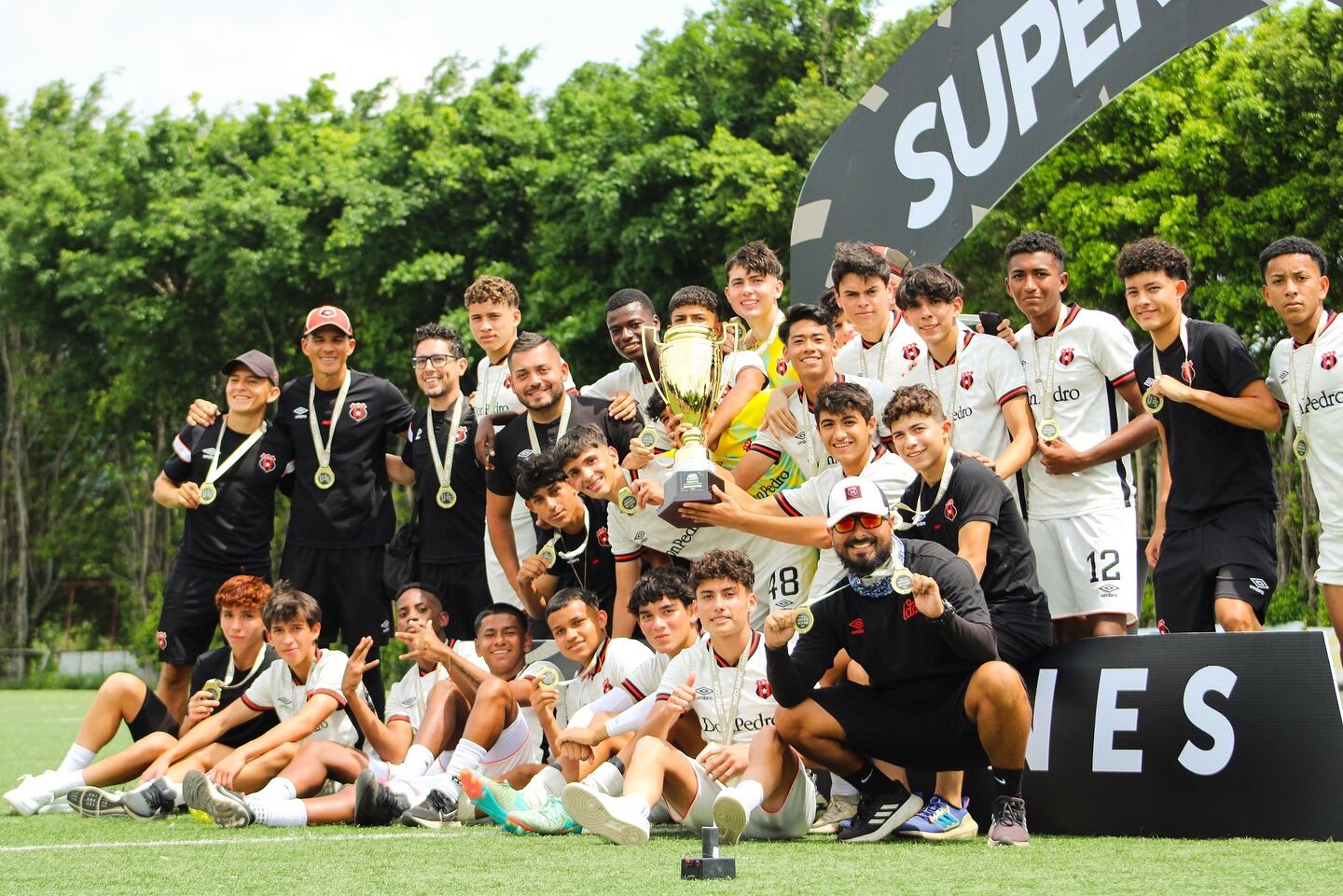 Después de empatar 0-0, la U-17 de Liga Deportiva Alajuelense conquistó la Supercopa al derrotar a Santos en penales por 3-1.