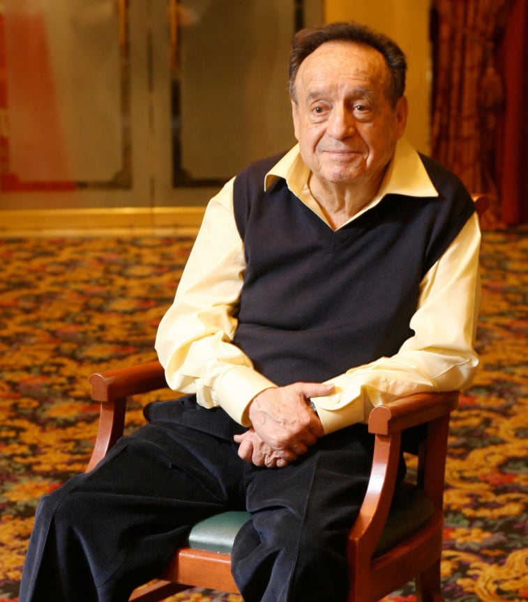 Roberto Gómez Bolaños sentado, posando para la fotografía.