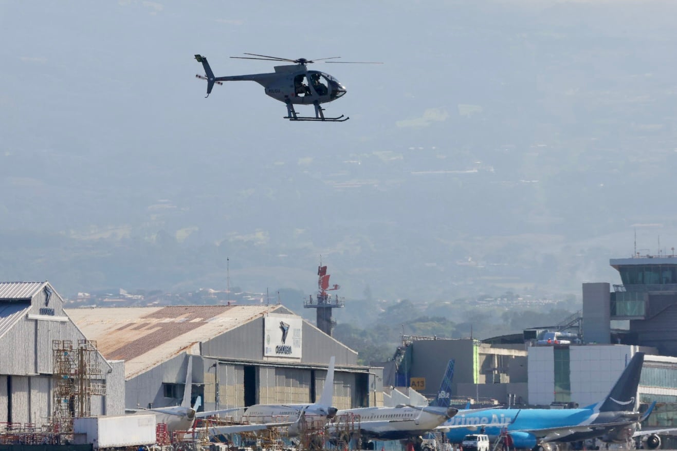 Operativo de traslado de los extraditables Celso Gamboa y Edwin López, alias Pecho de rata, en el Aeropuerto Juan Santamaría. Helicóptero de Vigilancia Aérea y los aviones de la DEA que se encargarán del traslado a EStados Unidos.
