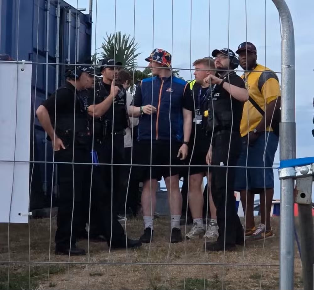 AngryGinge y otros influencers fueron detenidos por dañar un carro de F1 durante el Gran Premio de Gran Bretaña en Silverstone.