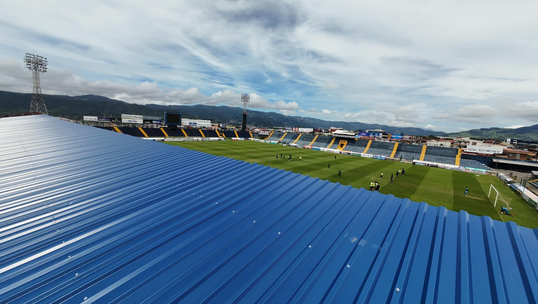 Cartaginés mostró esta fotografía de los avances en el techo de la gradería de sombra un día antes del partido contra Liga Deportiva Alajuelense.
