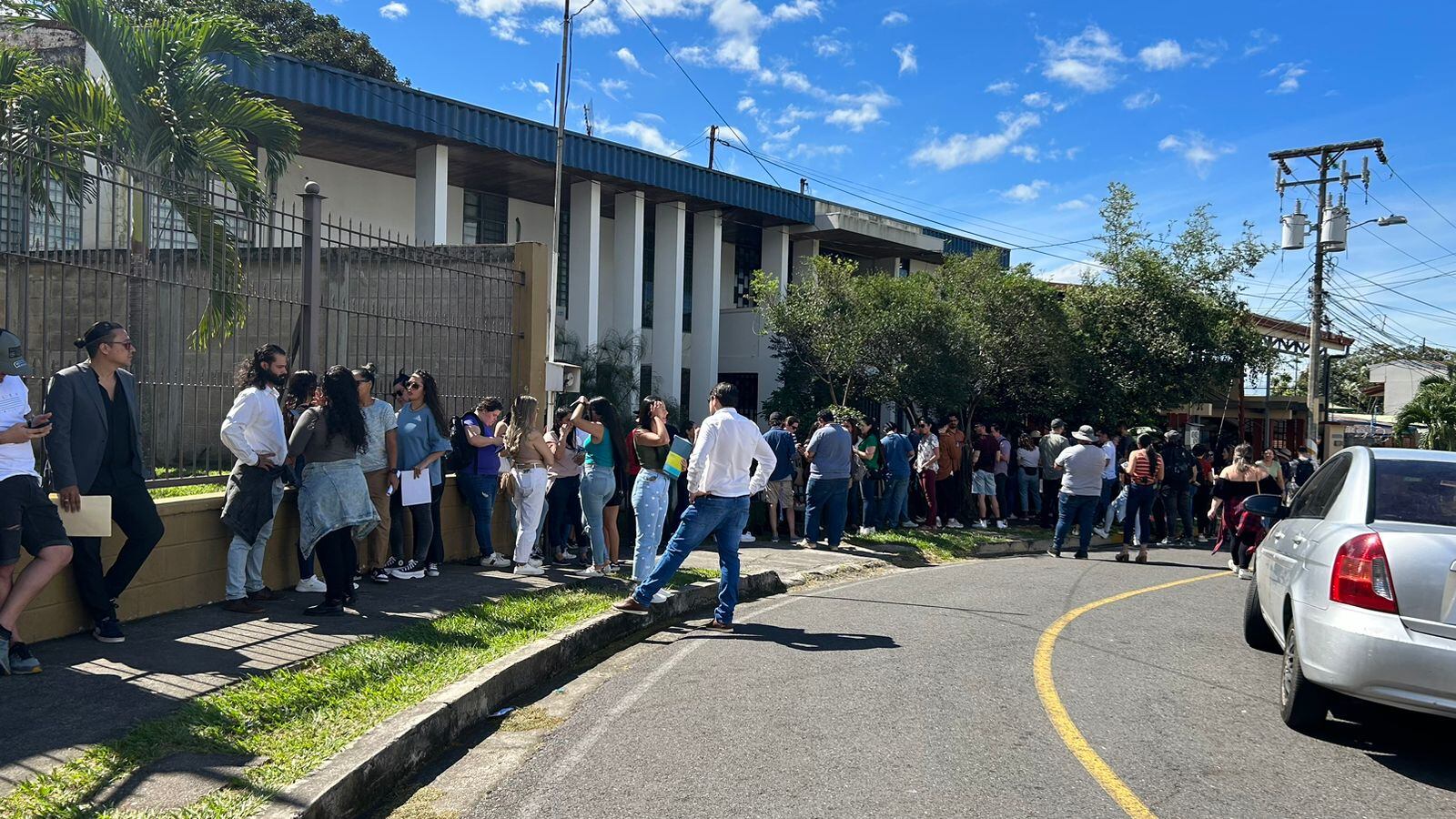 Un grupo de extrabajadores de SmileDirectClub se apersonaron en la sede del Ministerio de Trabajo en Alajuela este 15 de diciembre, para solicitar asesoría y notificar sobre el aviso de que no les pagarían prestaciones ni aguinaldos.