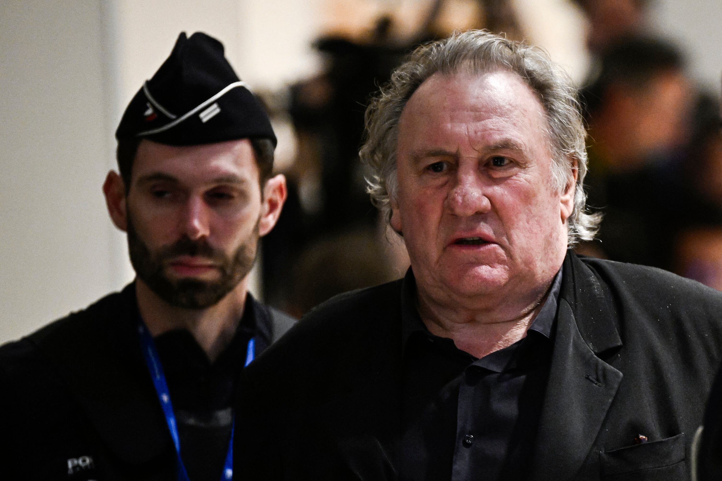 El actor francés Gerard Depardieu en un juzgado durante una suspensión de la audiencia en el marco de su juicio, cuando se le acusó de abusar sexualmente de dos mujeres durante un rodaje en 2021. Fotografía: